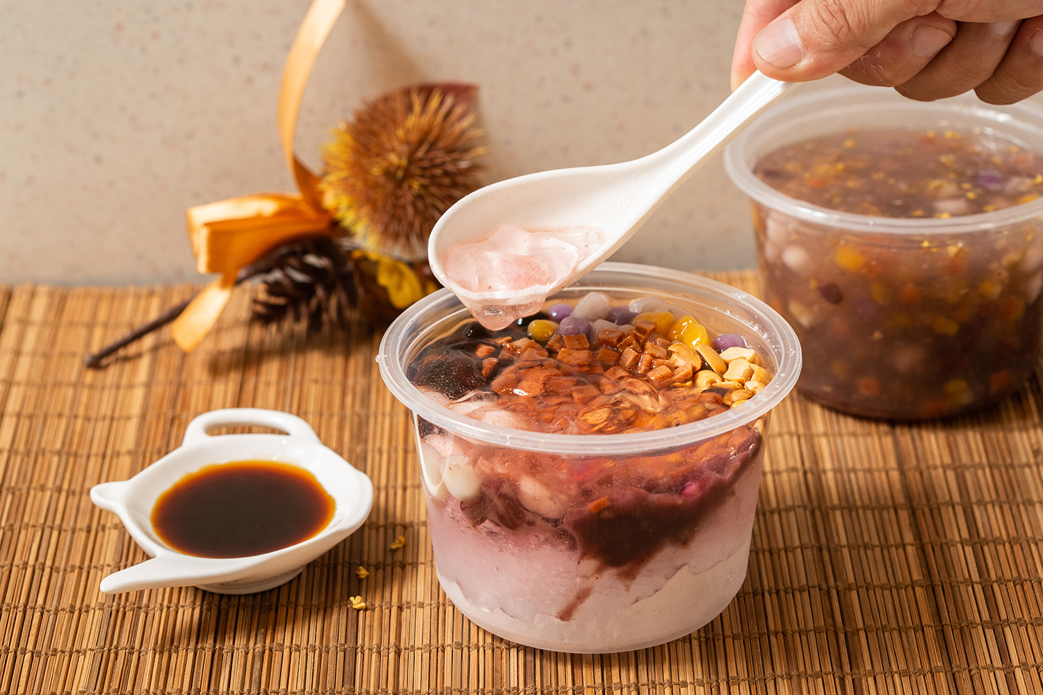 經典老四川冰粉的紅糖水甜而不膩，除了湯圓、珍珠等配料，其中切成小塊的山楂餅吃起來酸甜，口感更豐富。（60元／碗）