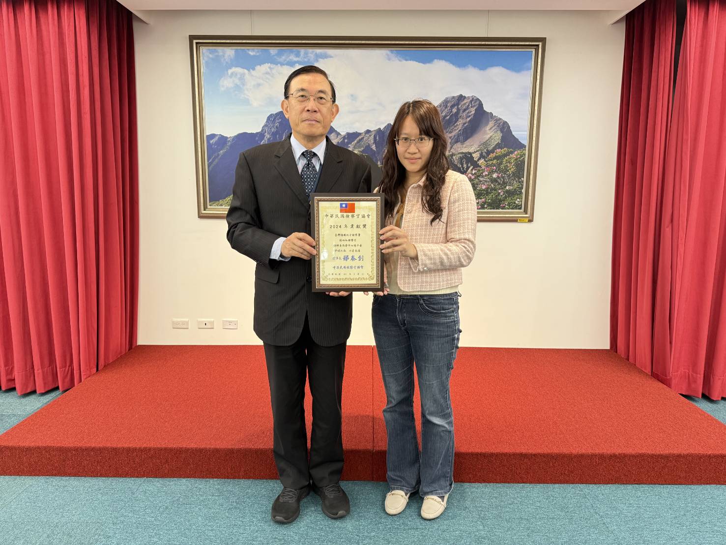 橋頭地方檢察署檢察官楊翊妘瓦解東南亞跨國運輸毒品集團，獲國際檢察官協會頒發2025年特別貢獻獎 ，檢察總長邢泰釗大力讚揚她的表現。（最高檢提供）