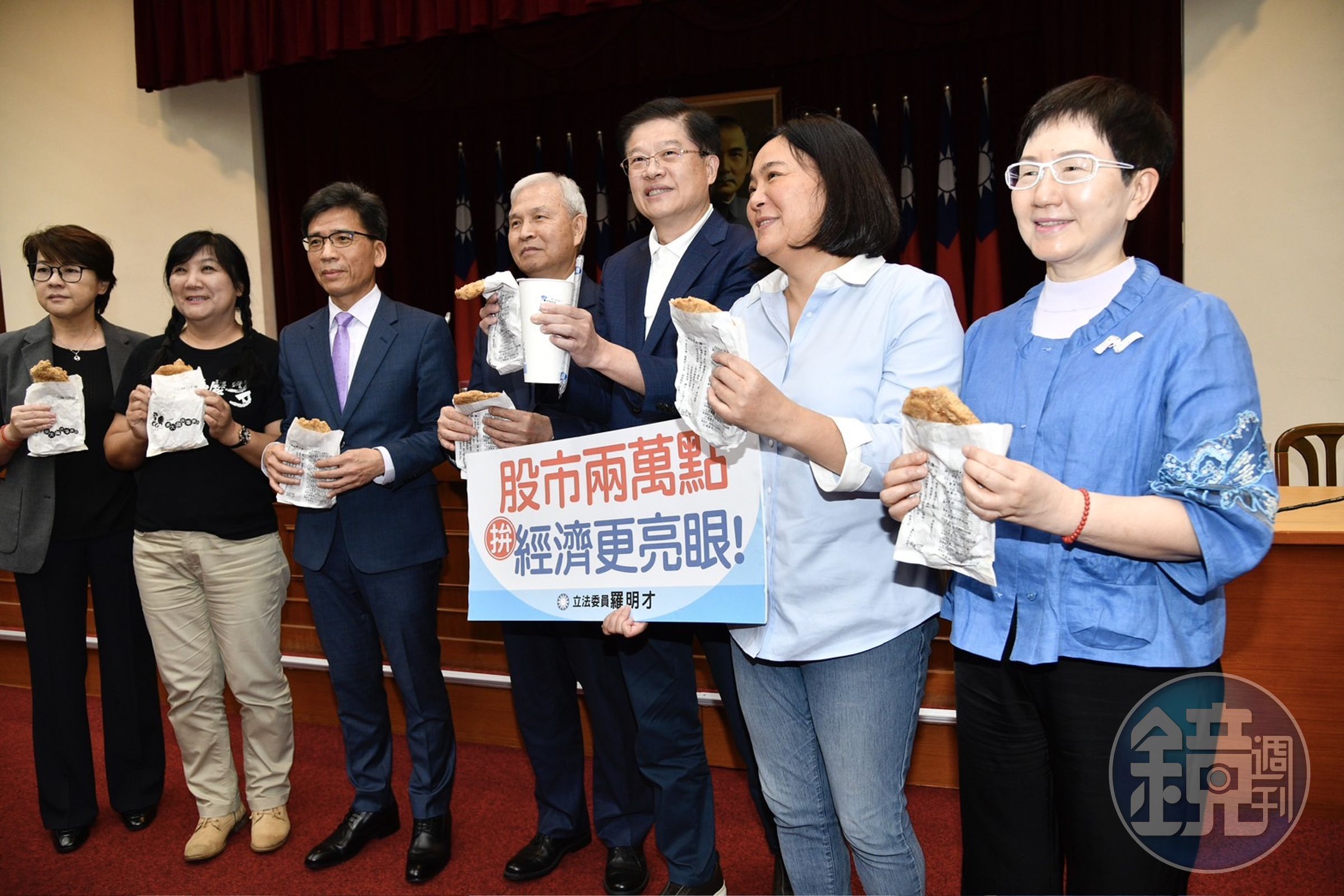 立法院財政委員會召委羅明才（右3）在立法院請吃雞排。