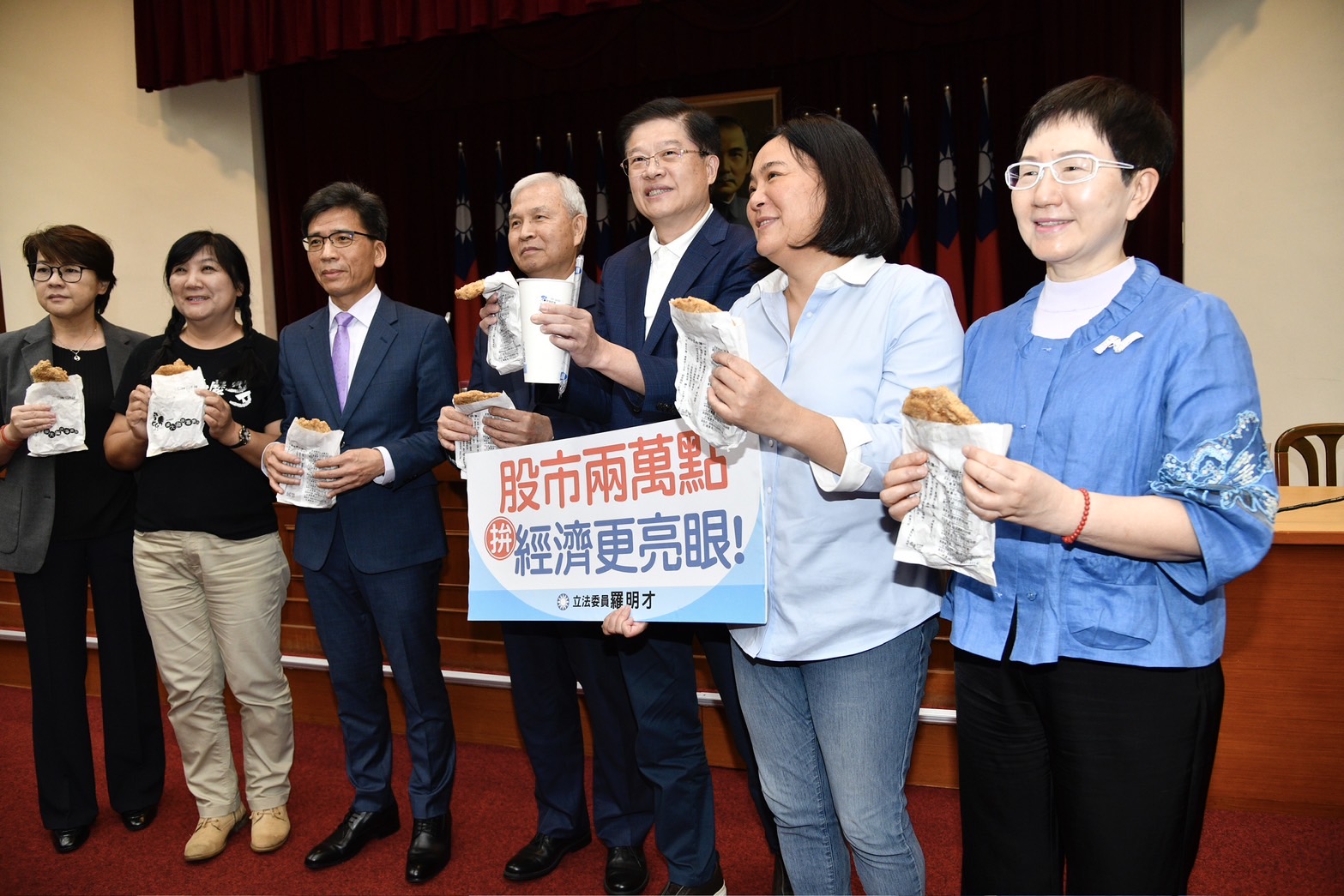 立法院財政委員會召委羅明才(右3)在立法院請吃雞排。