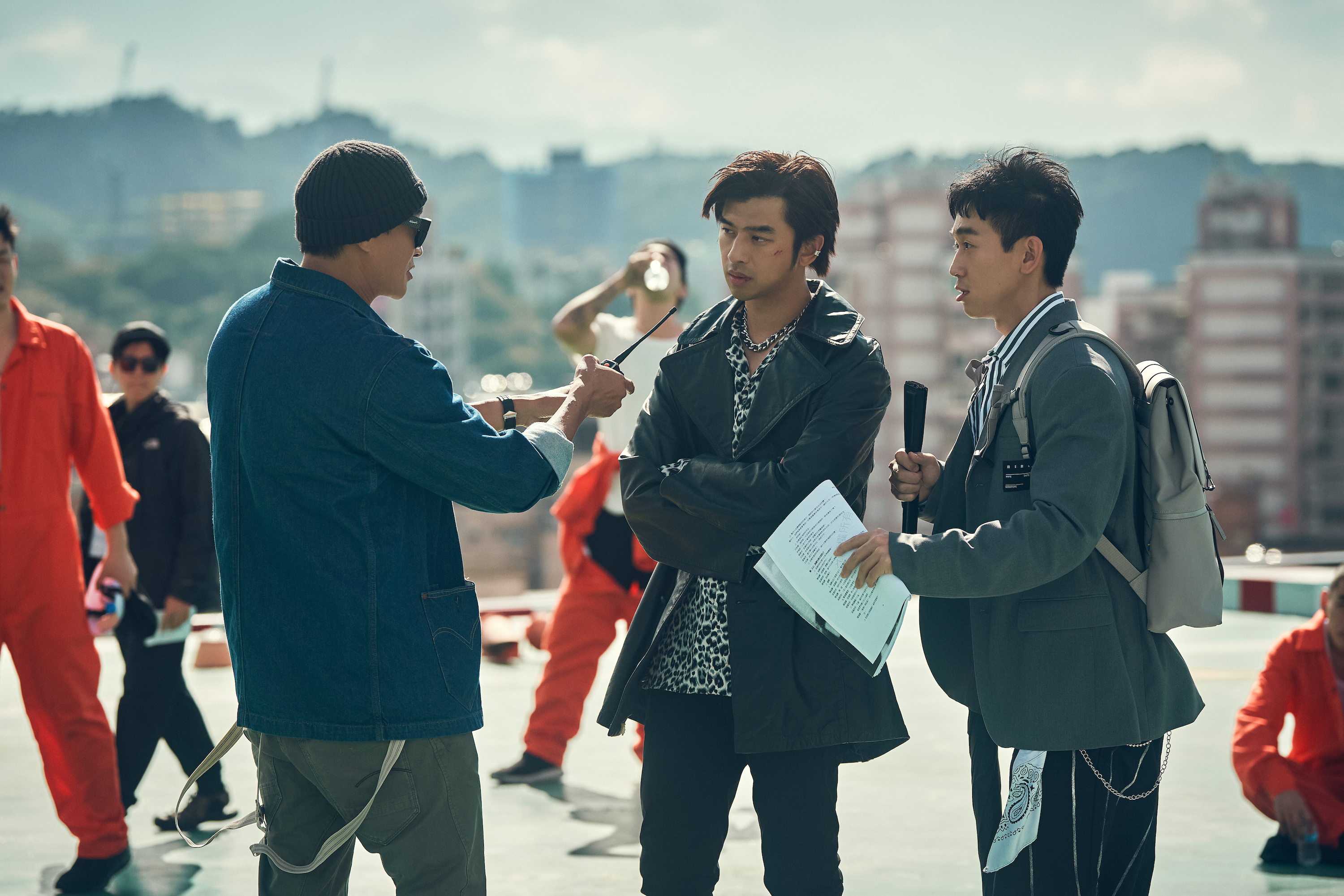 《不如海邊吹吹風》何潤東（左）客串「導演」一角，試圖向陳柏霖（左2）說明劇情的合理性。（大川大立提供）