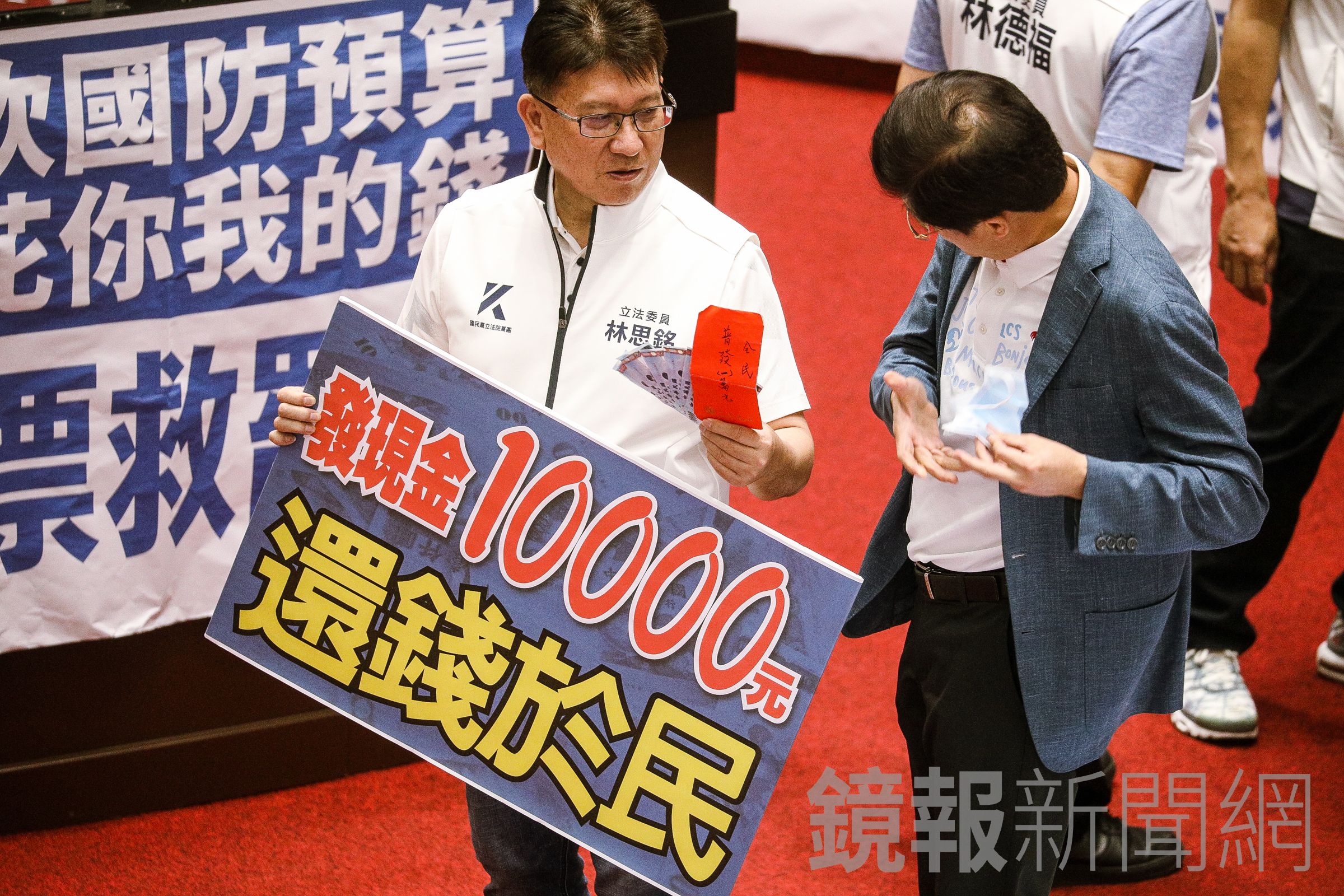立院三讀通過國民黨《因應國際情勢強化經濟社會及民生國安韌性特別條例》,確定每人普發1萬元現金並刪除撥補台電1,000億元預算。(鏡報鄒保祥)