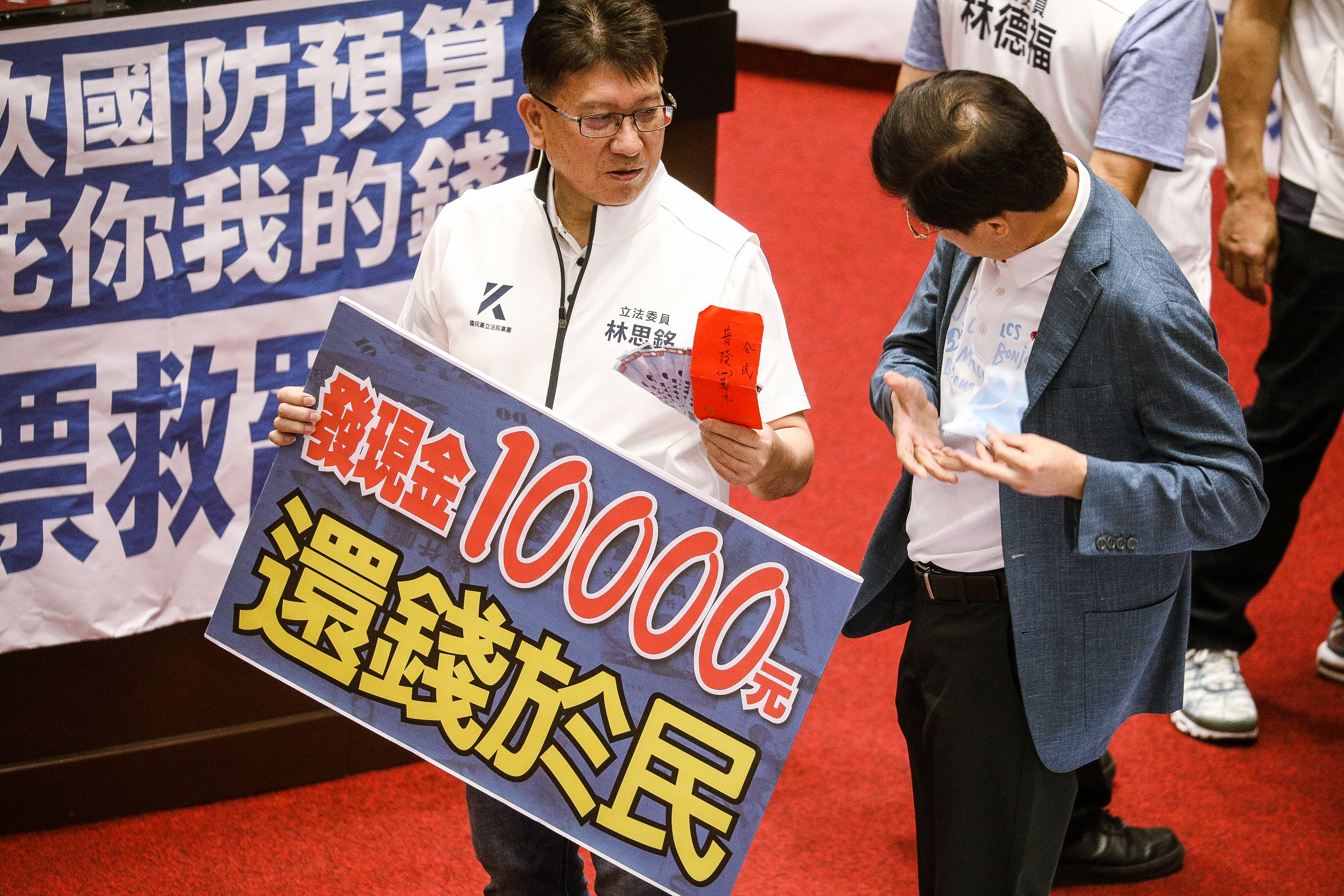 藍白昨日聯手闖關特別條例，表決通過將全民普發現金1萬元。（鏡報鄒保祥攝）