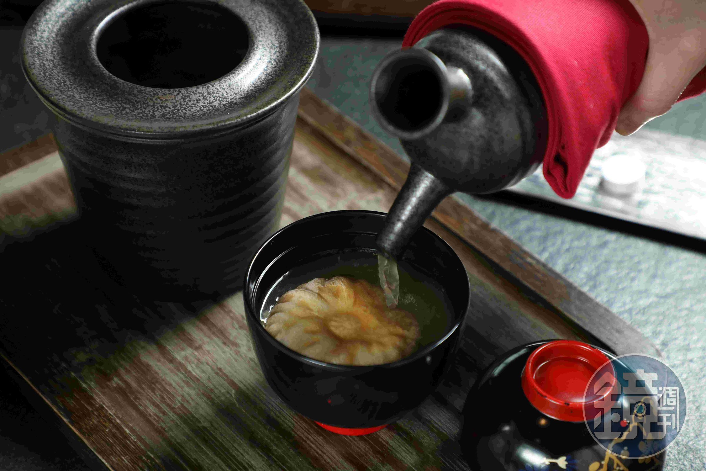 在台灣的燒肉套餐開場,是加入最中餅的牛筋湯,湯色清澈但很夠味,還多了糯米餅的軟糯口感。