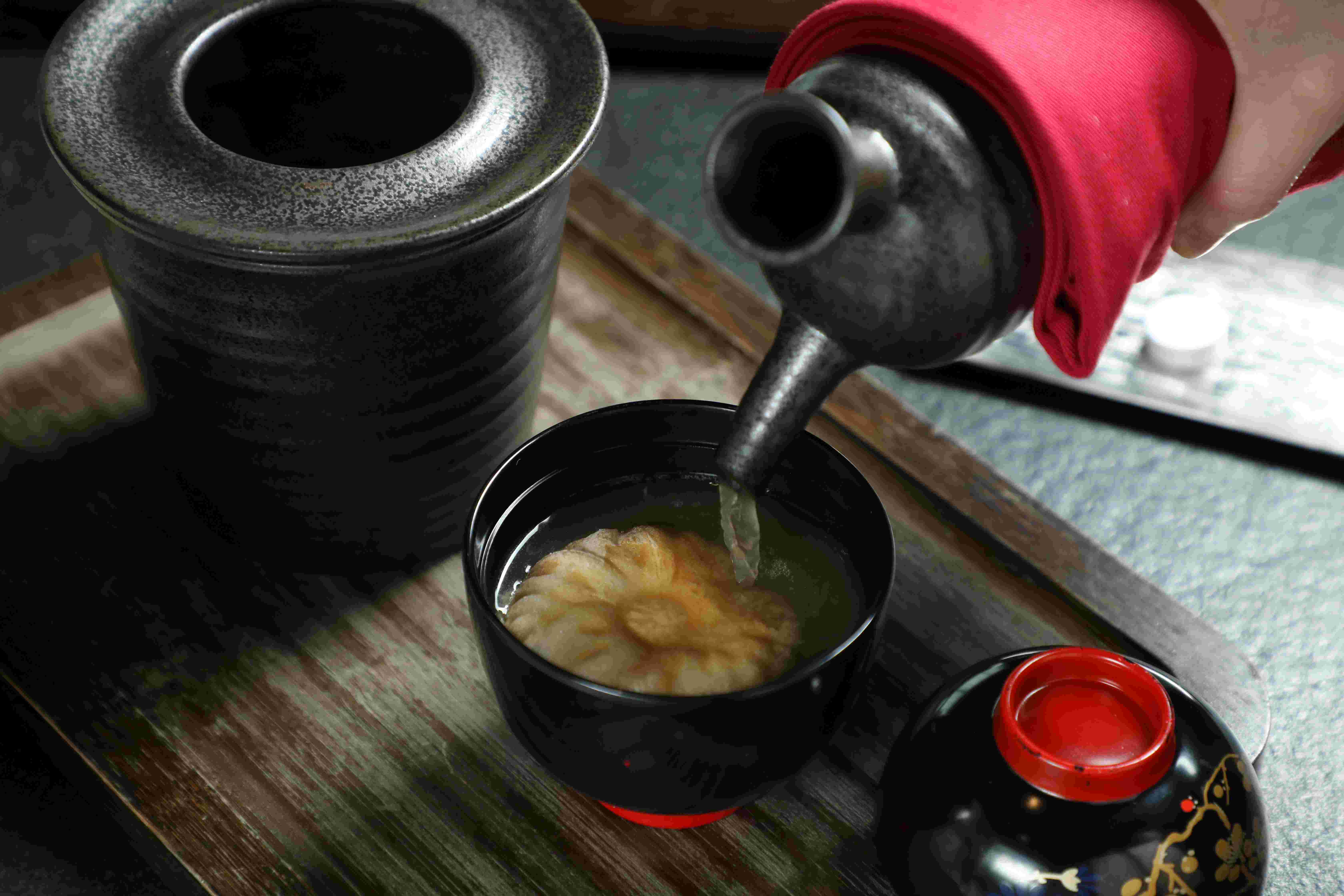 在台灣的燒肉套餐開場，是加入最中餅的牛筋湯，湯色清澈但很夠味，還多了糯米餅的軟糯口感。