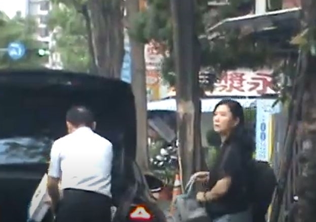 馮明珠濫用院長公務車，讓院長司機接送上下班。（讀者提供）
