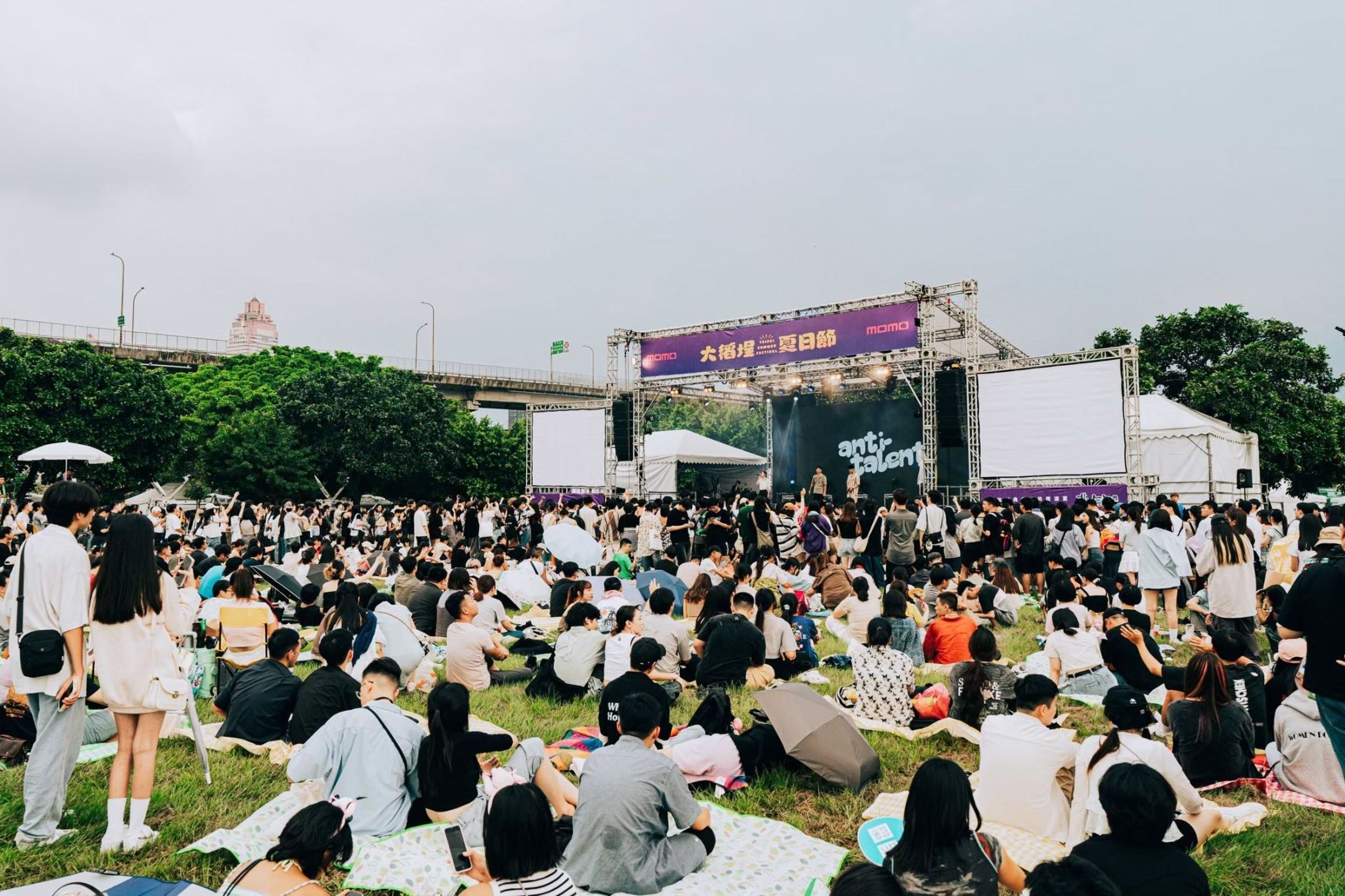 「大稻埕夏日節」帶狀活動，有效提升周邊商圈與店家業績增2至5成，民眾滿意度達9成。