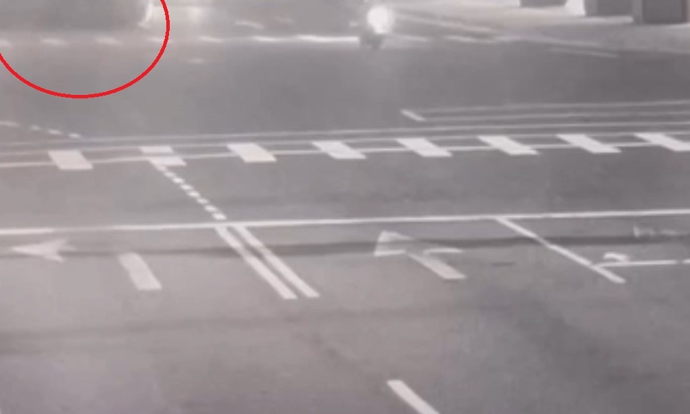 張男毒駕轎車失控撞分隔島後翻覆（紅圈）。（翻攝畫面）