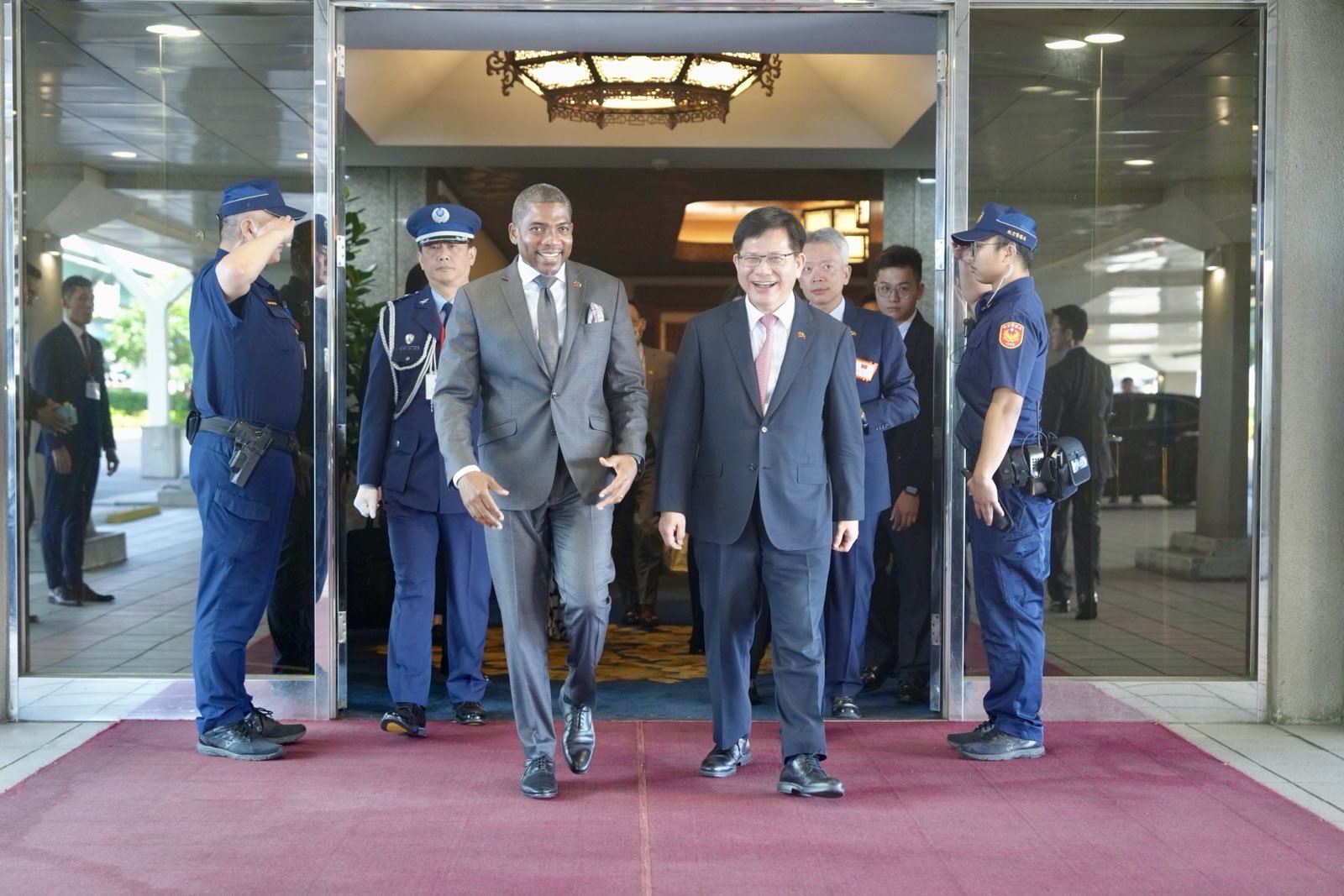 外交部長林佳龍（右）歡迎聖克里斯多福及尼維斯聯邦總理德魯（Terrance Drew）（左）率團訪台。（外交部提供）