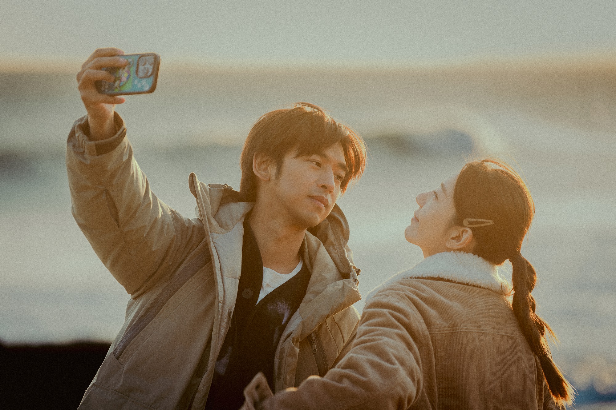 陳柏霖（左）、郭雪芙（右）在《不如海邊吹吹風》中展開一段金門海島之戀。（大川大立提供）