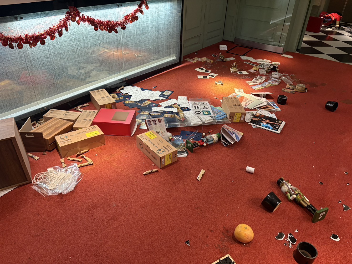 台北旅店爆百萬租金糾紛，房東兒酒後失控怒砸店，現場一片狼藉。（警方提供）