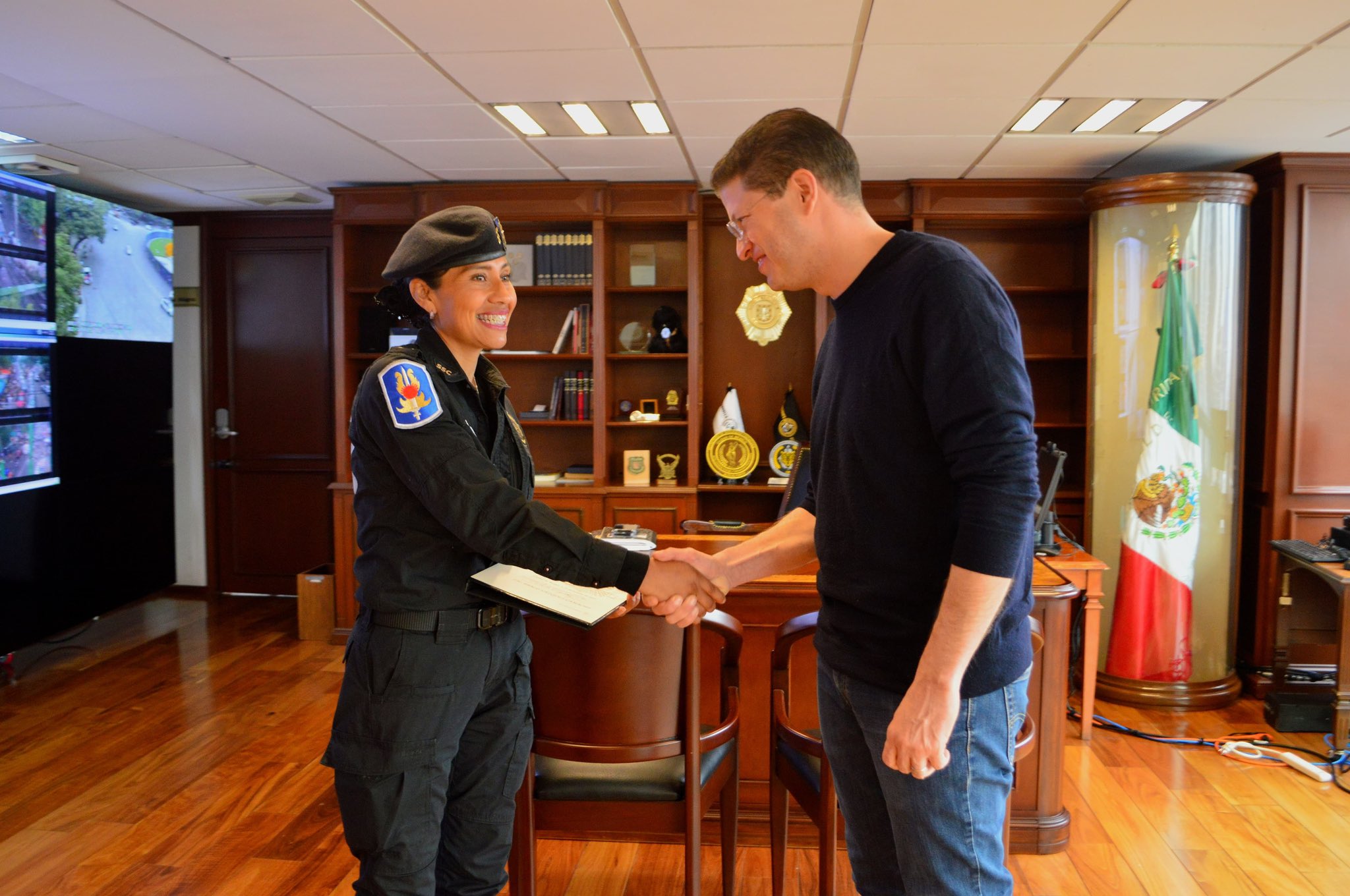 墨西哥女警安布羅西奧（左）獲得長官表揚，並得到升遷機會。（翻攝X@PabloVazC）