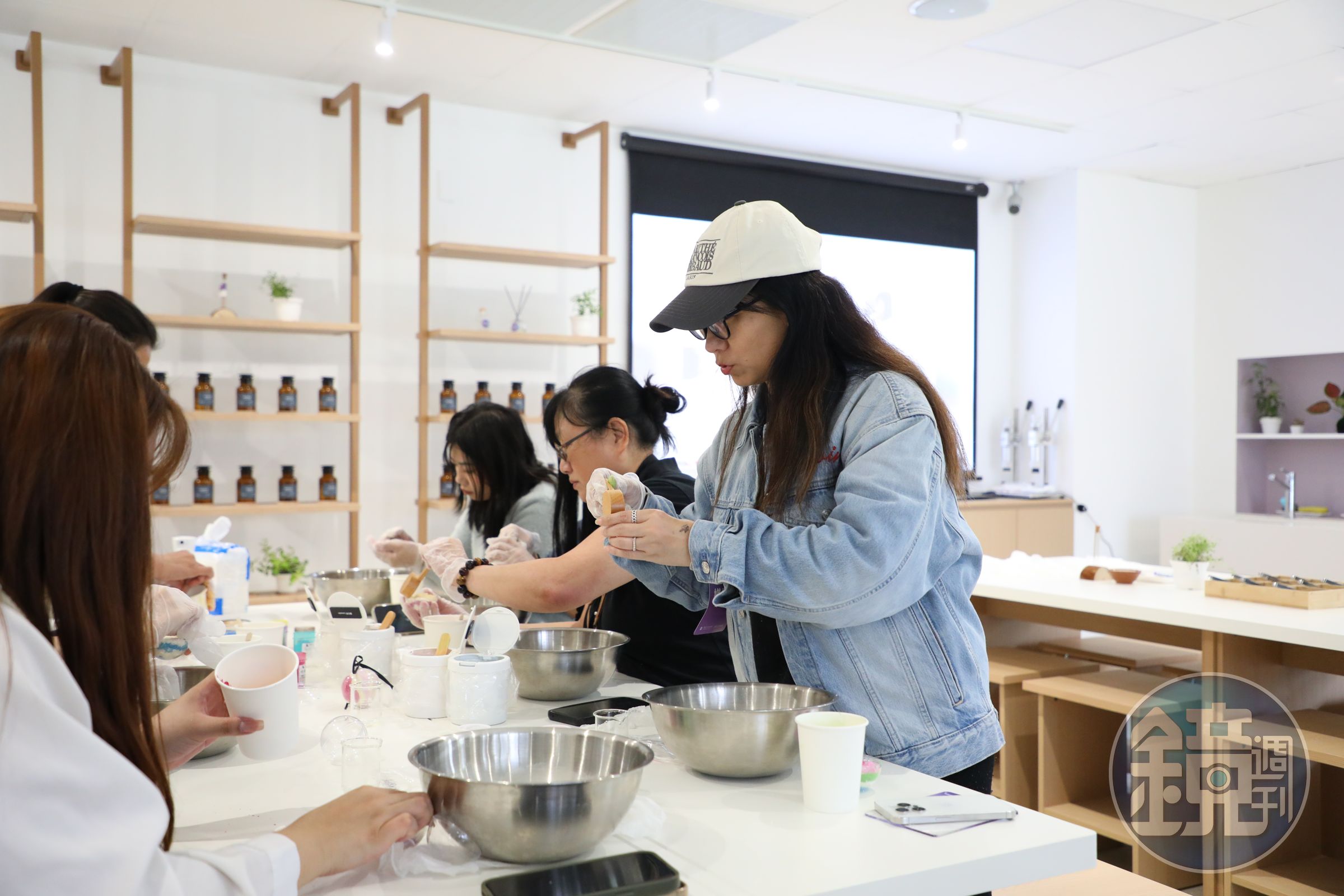 薰衣草森林Select手作體驗,讓遊客進行繪畫、調香與沐浴球DIY課程,用五感全方位感受山林。