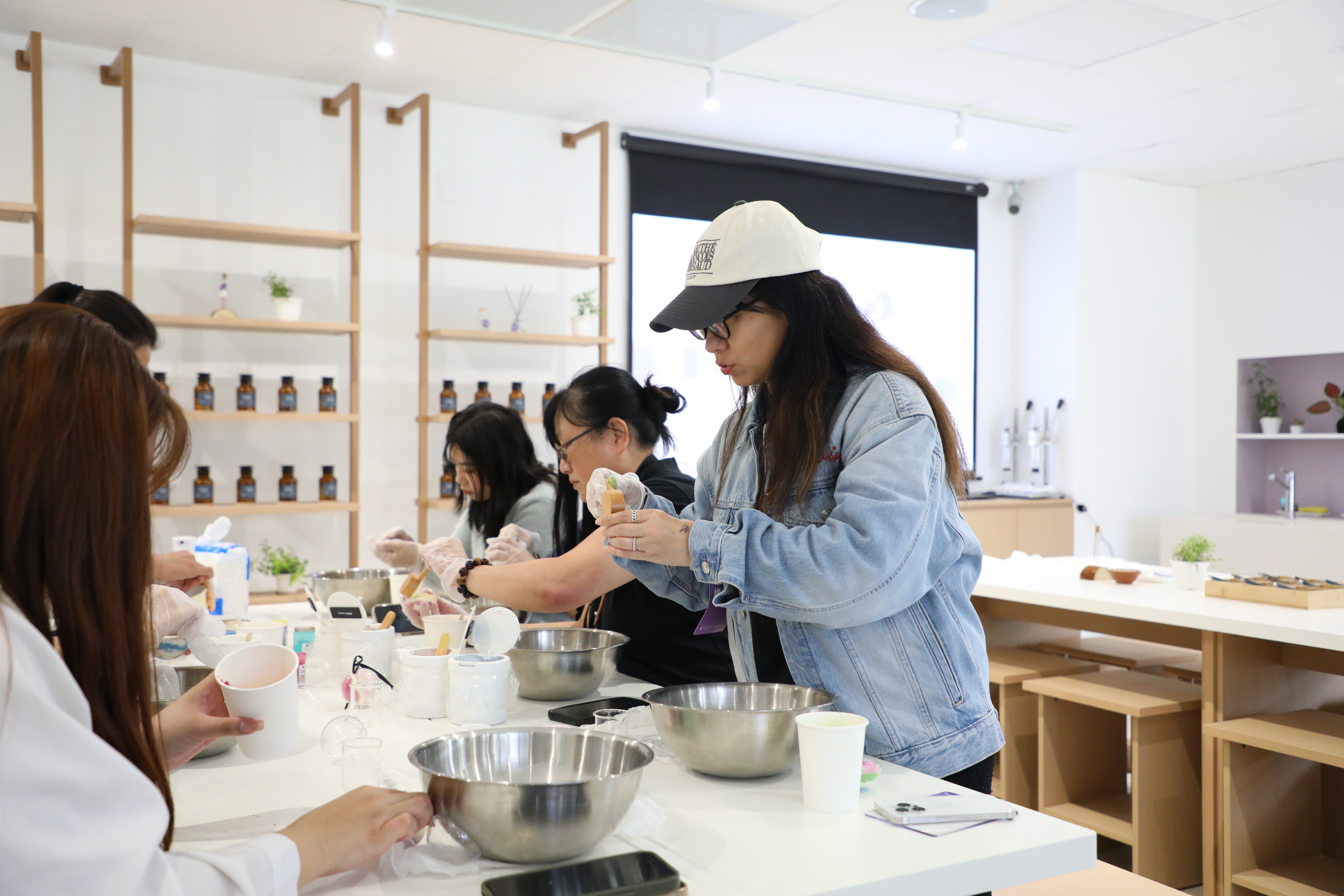 薰衣草森林Select手作體驗，讓遊客進行繪畫、調香與沐浴球DIY課程，用五感全方位感受山林。