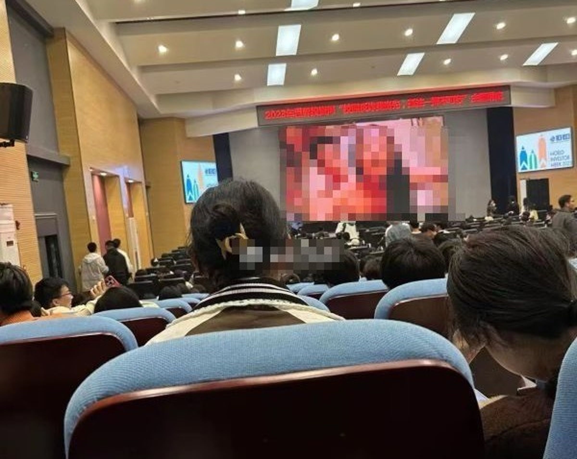 湖北長江大學的一場講座,投影片卻突然播放「男女交疊片」,事後校方解釋是電腦中毒。(翻攝微博)