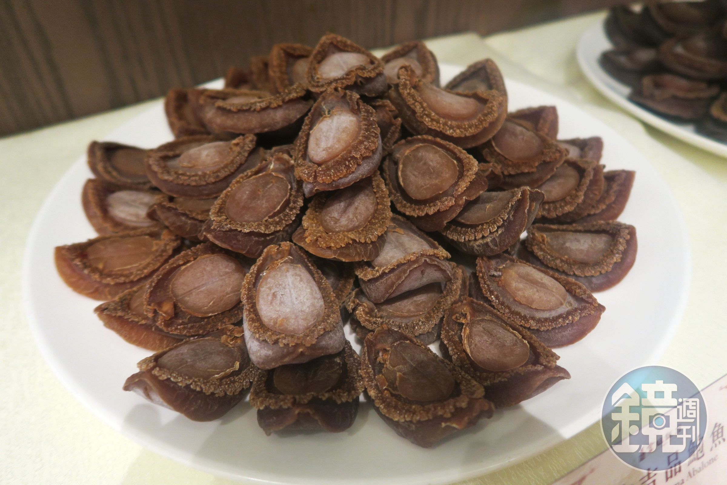 富臨飯店做溏心鮑魚主要是用日本產的18頭吉品鮑。
