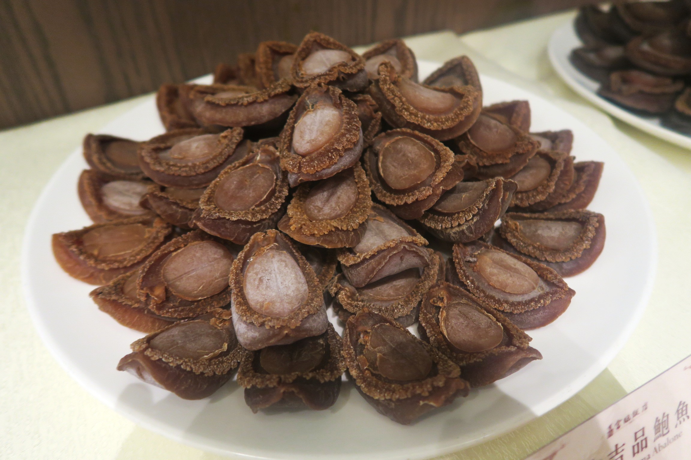 富臨飯店做溏心鮑魚主要是用日本產的18頭吉品鮑。