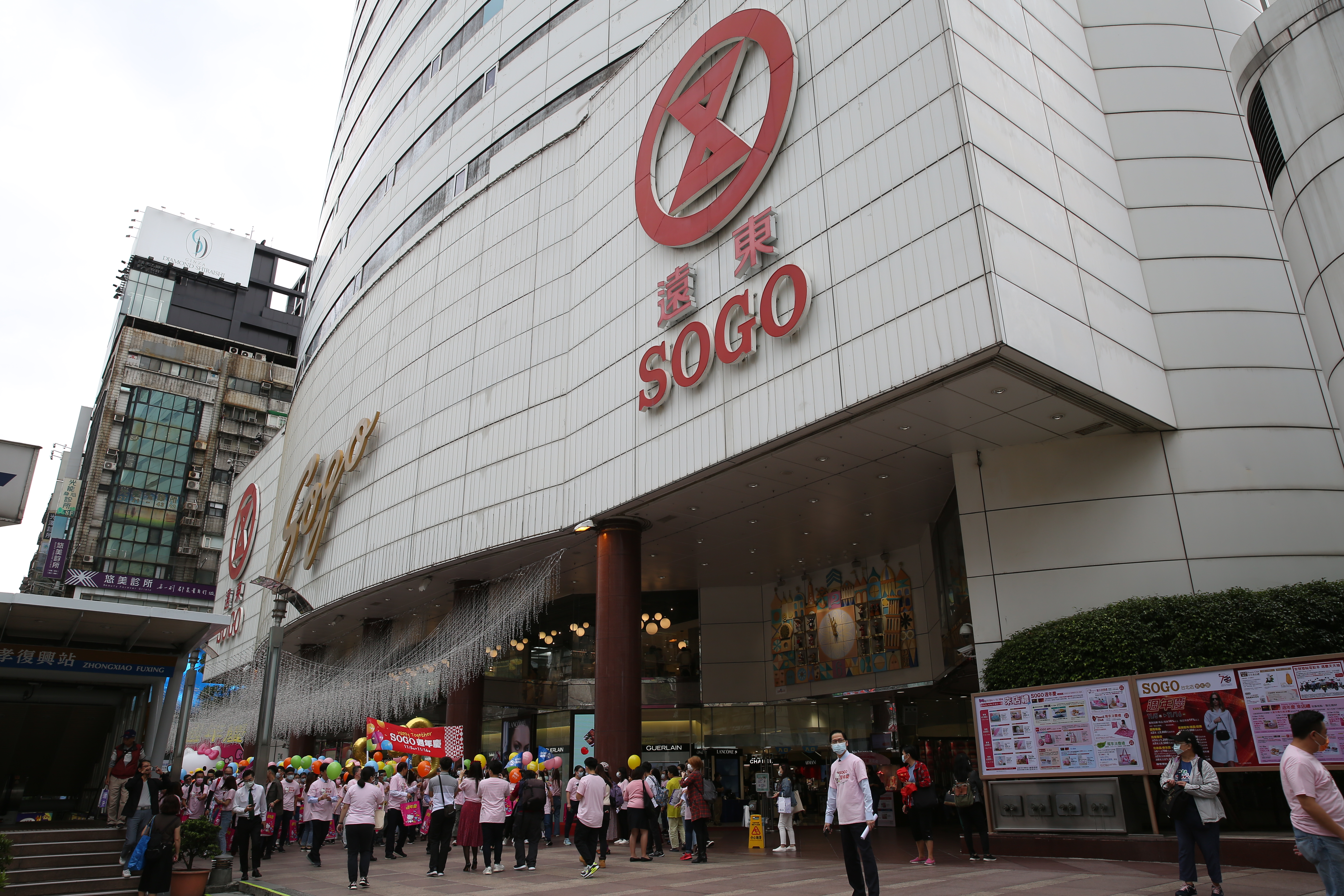 遠東SOGO等百貨業者陸續宣布24日因為安全考量暫停營業一天。（本刊資料照）