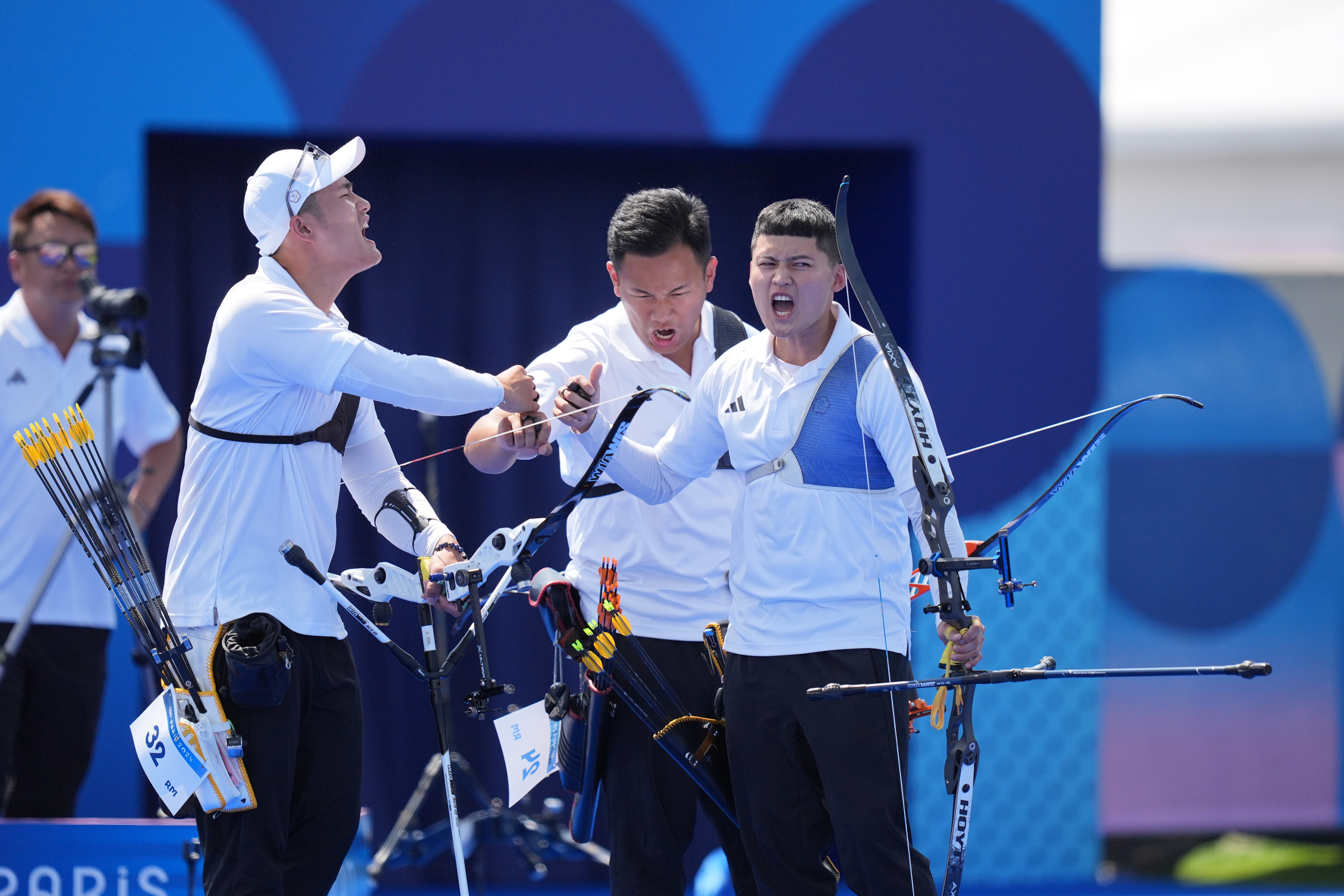 湯智鈞（右）本屆再度代表台灣出征奧運，可惜不敵上屆金牌，無緣晉級。（中華奧會提供）