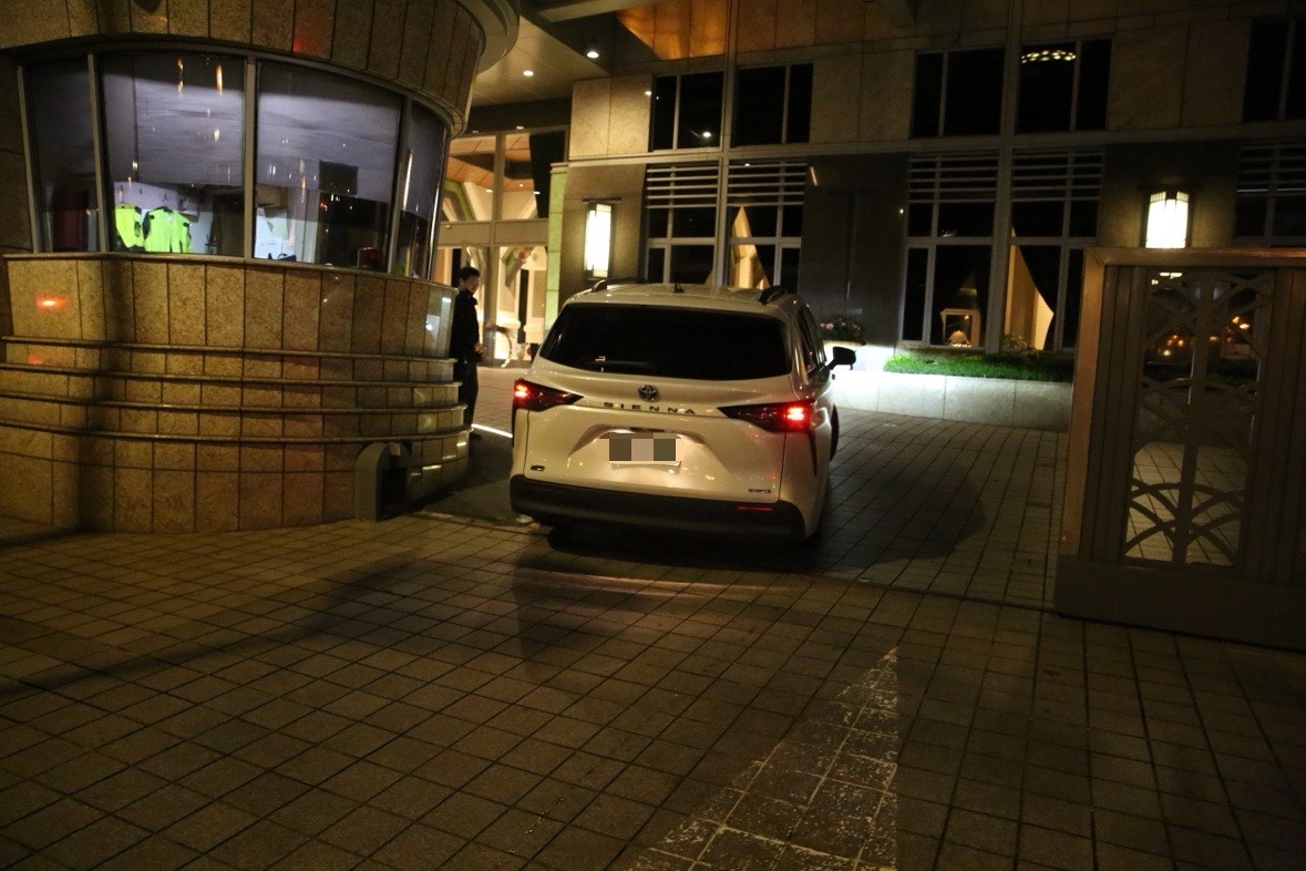 柯文哲今宣布「繼續用台灣民眾黨總統候選人的身分拚戰到底」後，晚間約7點09分搭車直奔郭台銘住家密談。