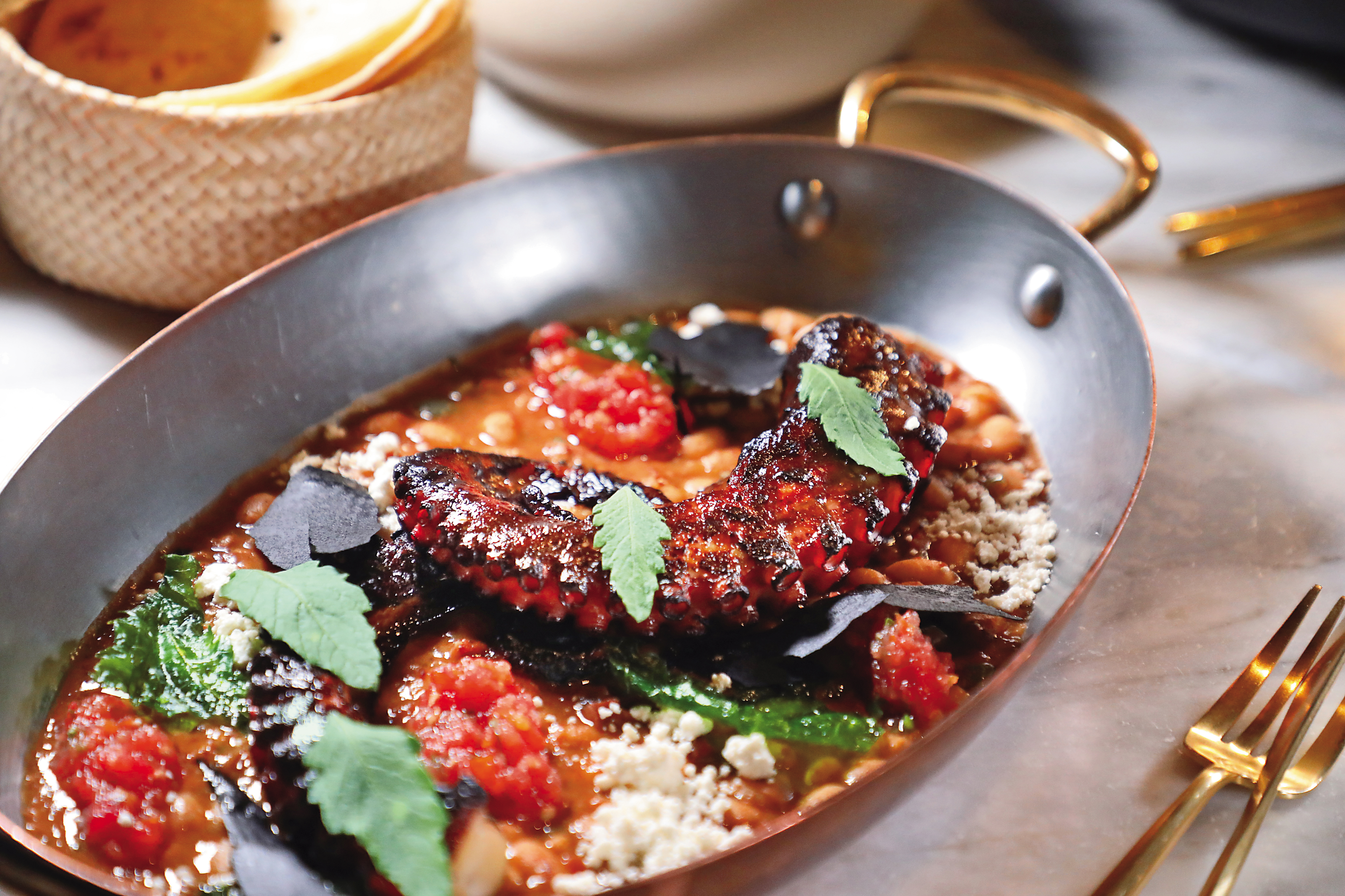 「Pulpo Con Frijoles」將焗烤章魚擺在加入香料燉煮的豆子上,口感豐富。(1,700泰銖/份,約NT$1,498)