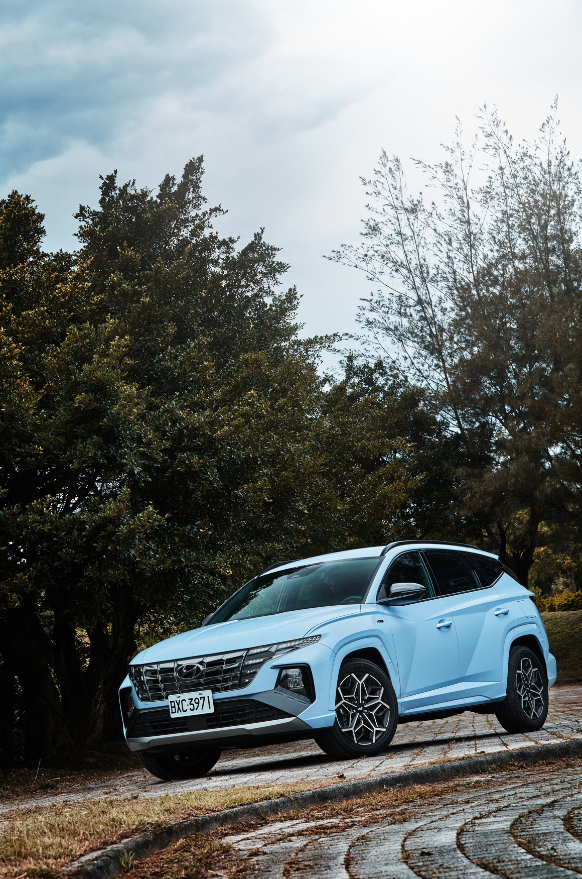 源自N Brand血統,HYUNDAI TUCSON L N Line將賽車的激情和日常駕駛的樂趣完美結合,試駕車更採用了專屬「性能藍」車色,滿足了「性能控」車迷對駕馭的追求。