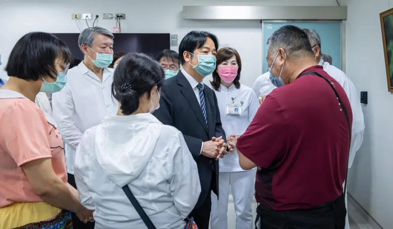 台電員工遭電擊「家屬忍痛拔管器捐」，賴清德將頒褒揚令。圖為先前賴清德探視畫面。（取自總統府官網）