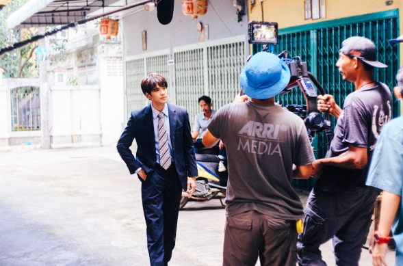 《未完的情歌》大多場景選擇泰國進行拍攝，因氣候炎熱劇組安排較長的休息時間。（翻攝自《未完的情歌》IG）