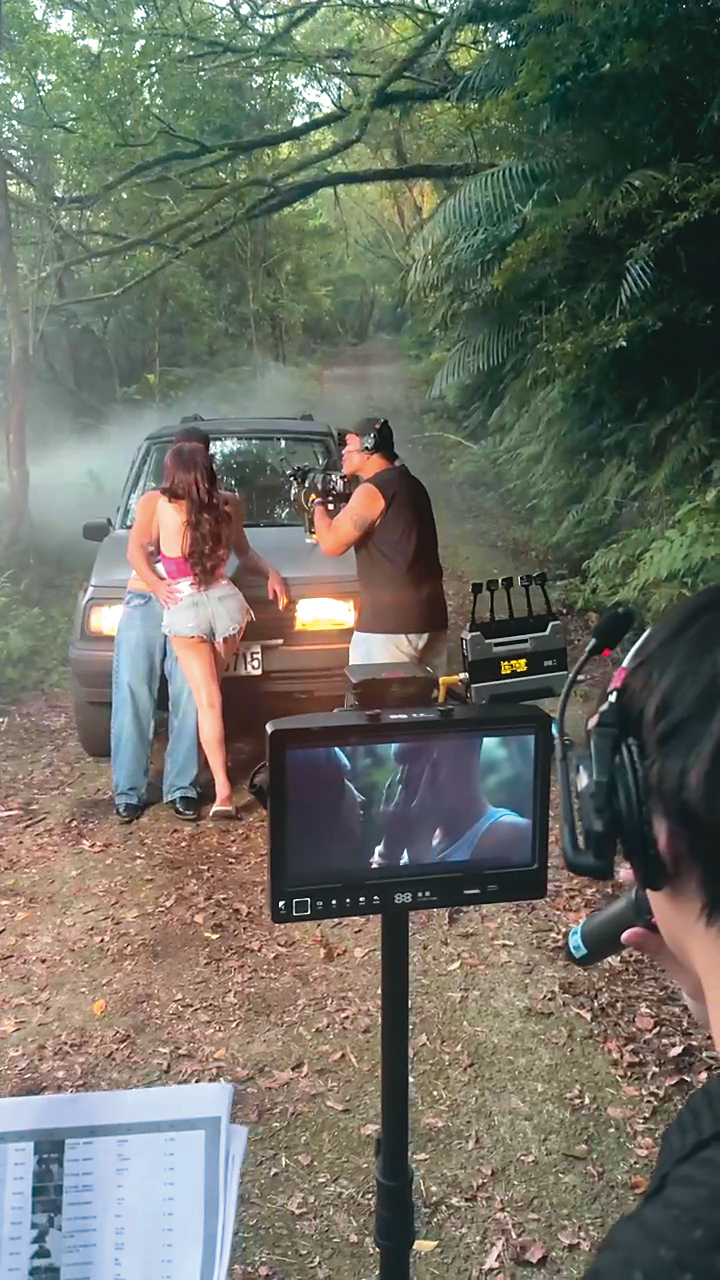 小A辣和男模在野外激情互摸,模擬出火辣版的《暮光之城》。