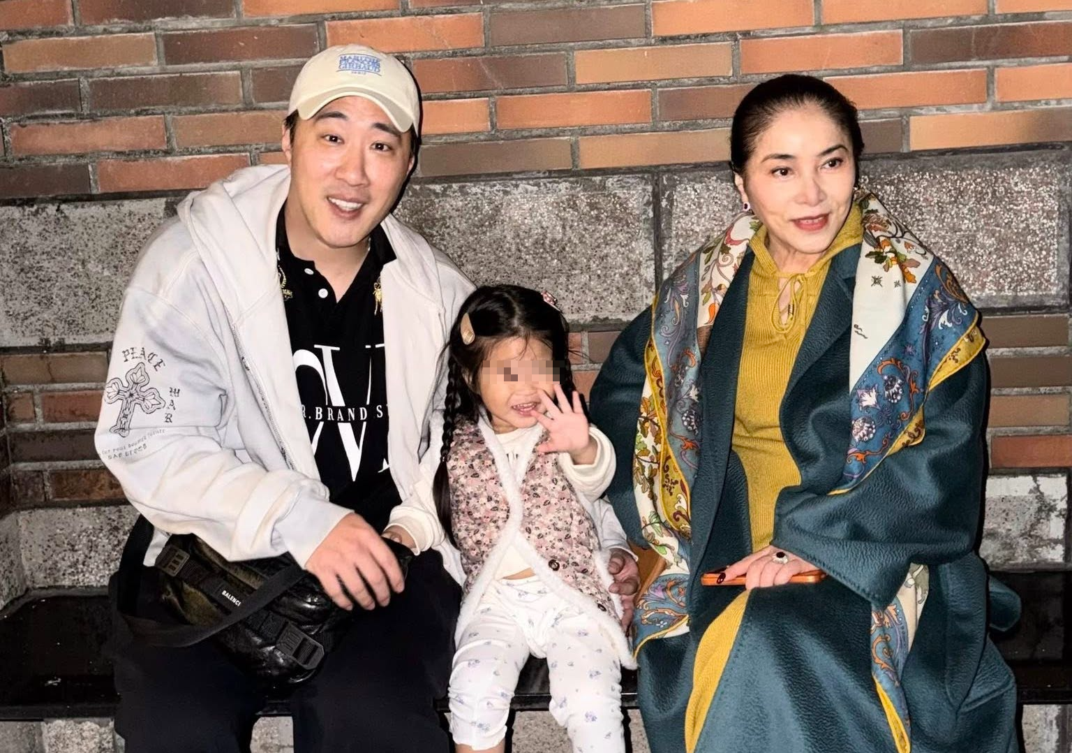 余祥銓分享與媽媽李亞萍、女兒小元寶的合照。（翻攝余祥銓臉書）