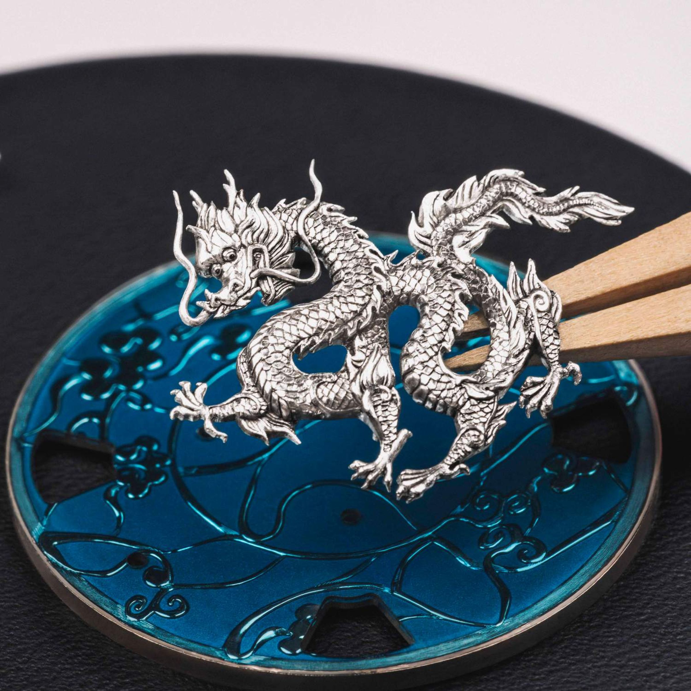 江詩丹頓(VACHERON CONSTANTIN)於2012年開始製作「十二生肖」系列,如今終於迎來「龍年」錶款。此錶結合手工雕刻與琺瑯彩繪工藝,兩大珍罕藝術工藝和諧交融,是錶展必看重點。