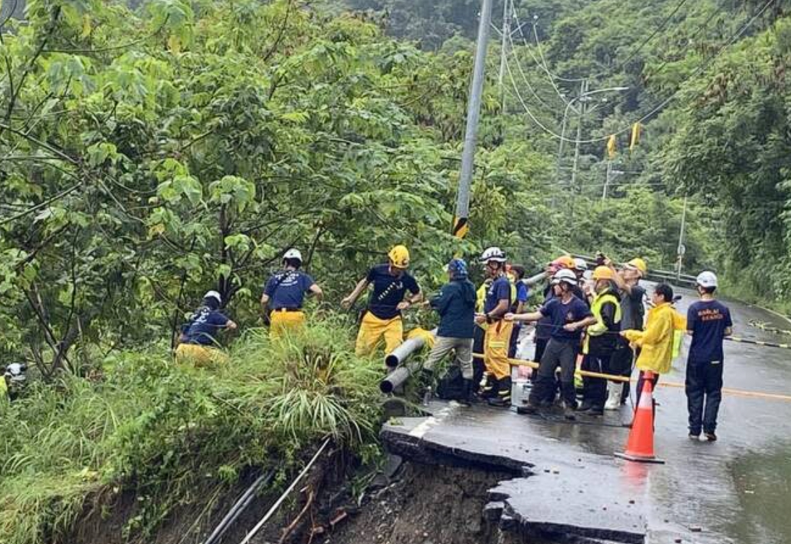 高雄桃源山區南橫公路因大雨遭掏空路基，李姓一家5口不幸墜谷。（翻攝畫面）