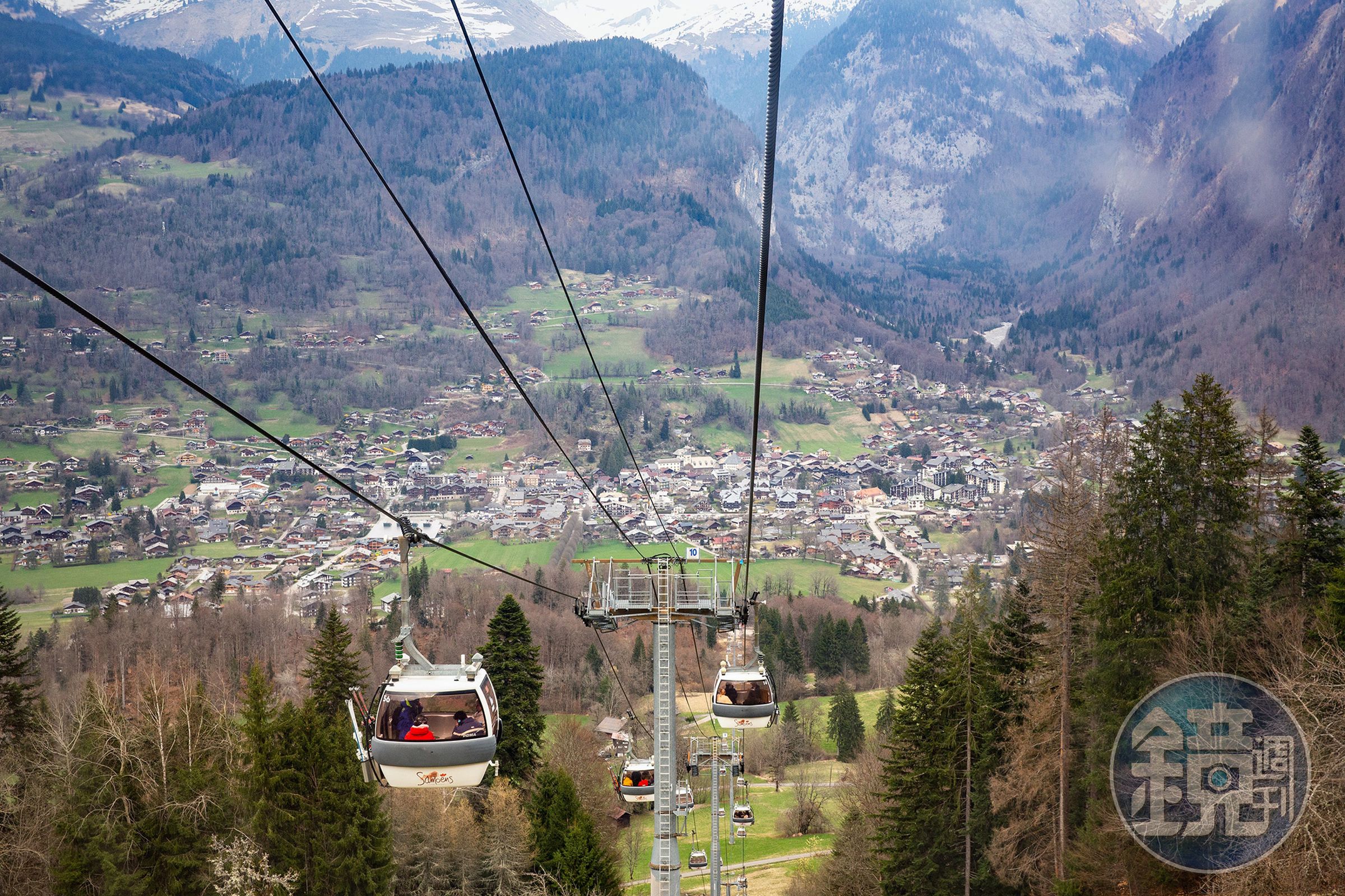 從Club Med Grand Massif Samoëns Morillon度假村搭乘纜車,20分鐘內就能抵達山腳下的薩莫安斯小鎮。