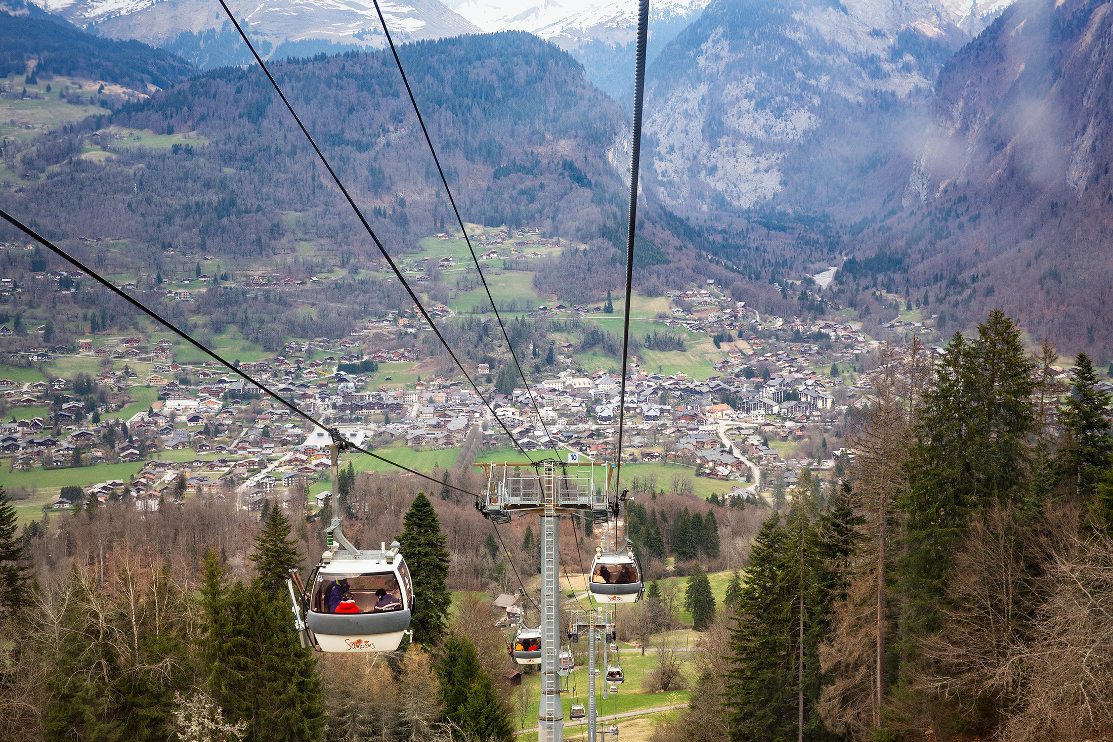 從Club Med Grand Massif Samoëns Morillon度假村搭乘纜車，20分鐘內就能抵達山腳下的薩莫安斯小鎮。