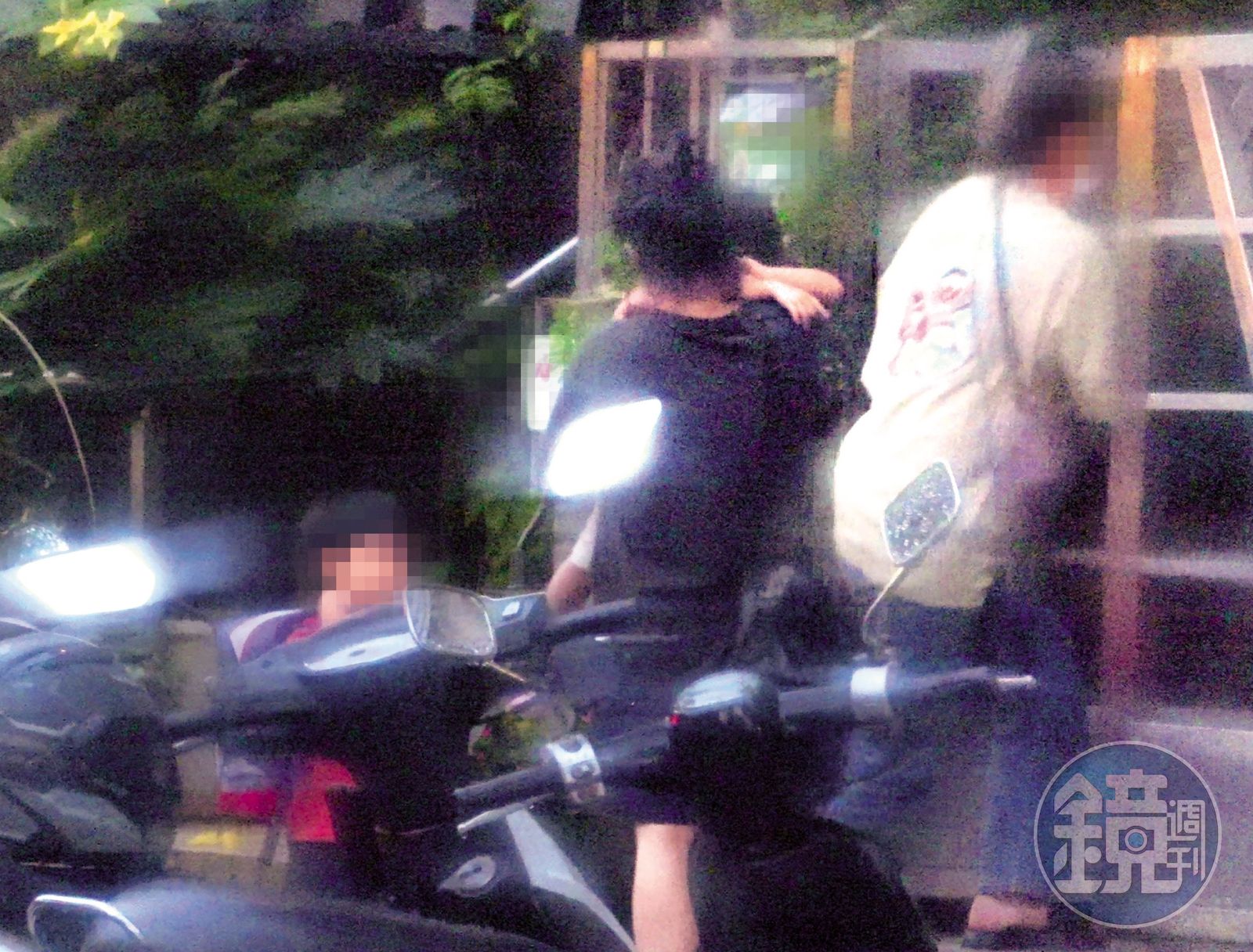 8/5 18:38一打二的徐佳瑩(中),工作之餘還為了兒女忙進忙出,好在有請保母幫忙照顧。