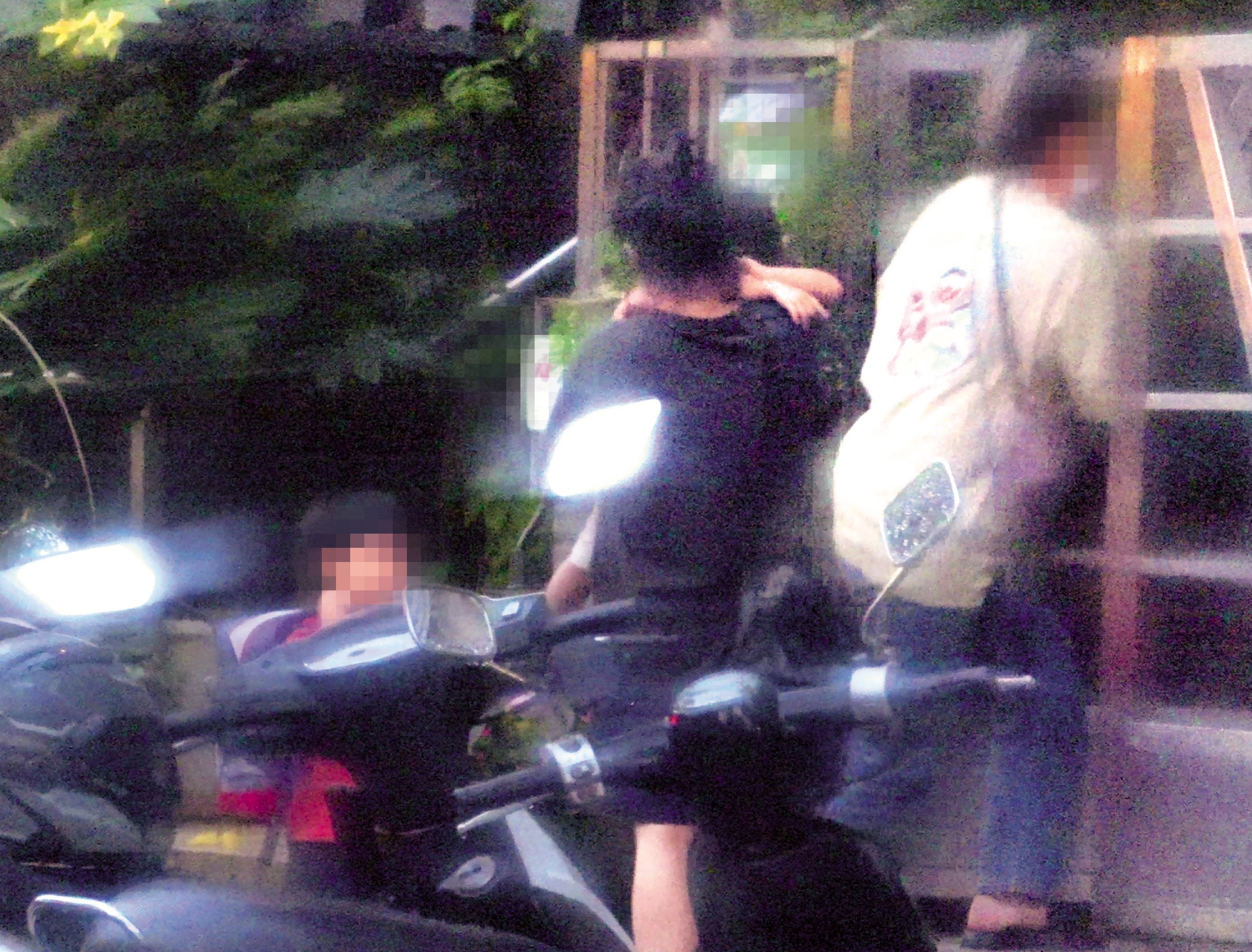 8/5 18：38一打二的徐佳瑩（中），工作之餘還為了兒女忙進忙出，好在有請保母幫忙照顧。