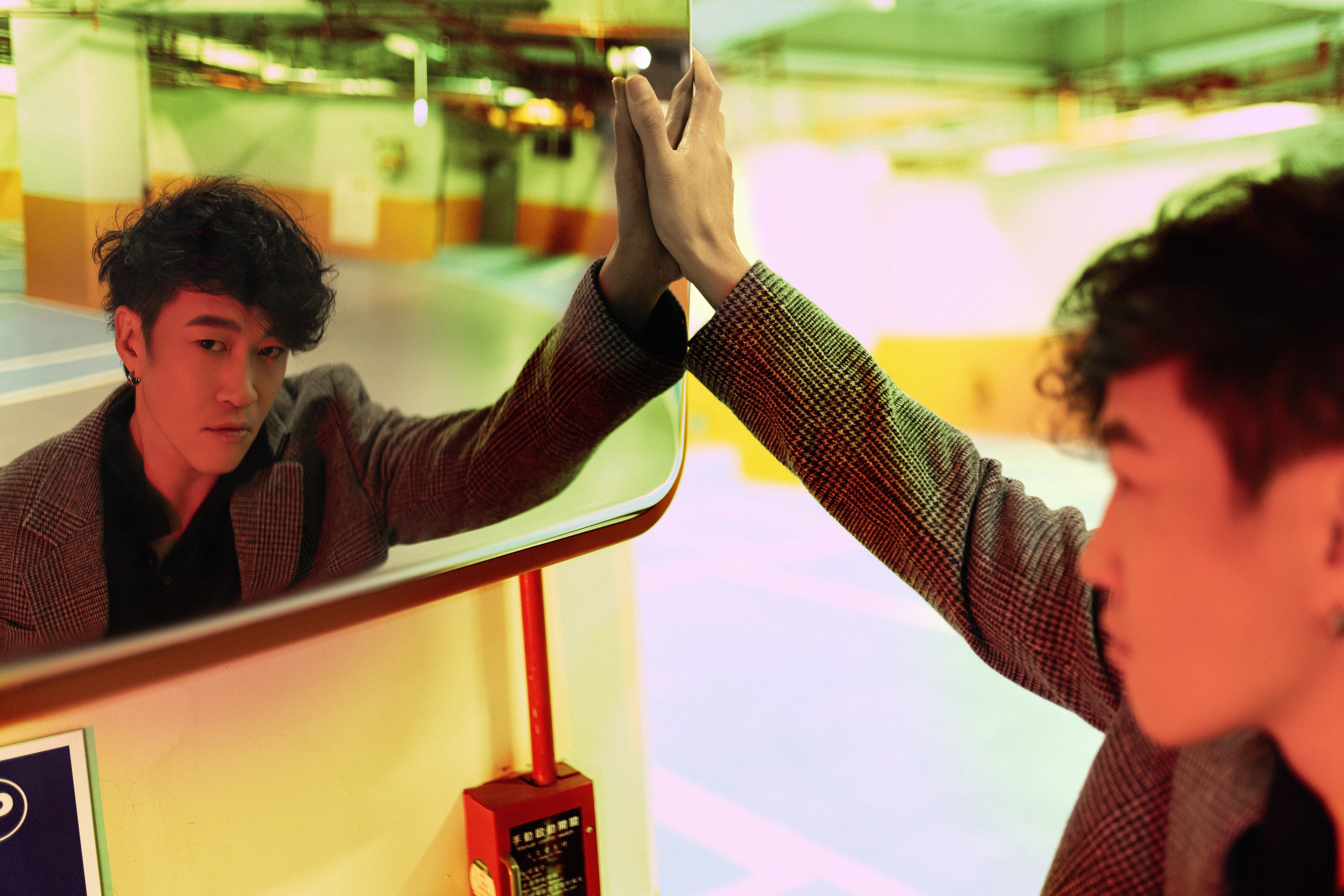 導演的新作《不如海邊吹吹風》，不是他慣長的黑暗面向，所以何潤東練習把自己的感受放大，「時常去把內心打開，有時我看他們演戲我自己都哭了。」