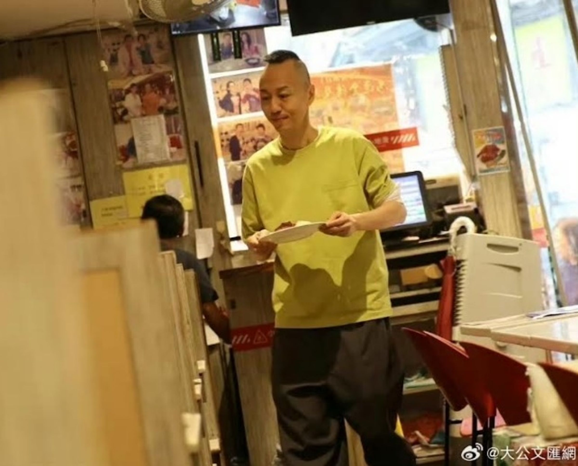 現年52歲的港星戴耀明被媒體直擊在茶餐廳打工,端盤子收垃圾等各種雜務都要做。(微博圖片)