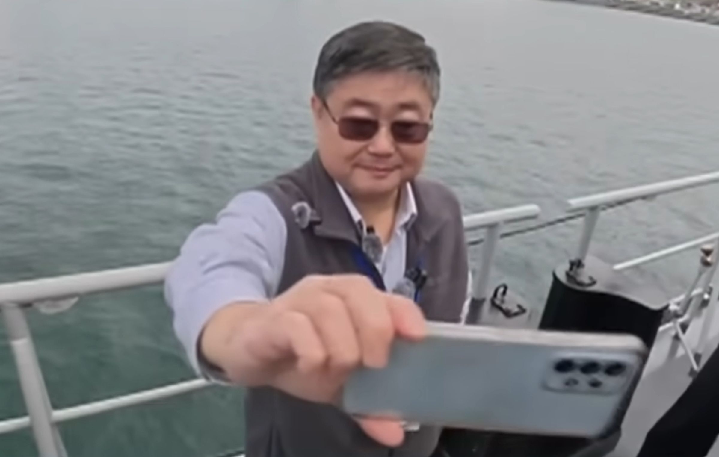 前海軍少校艦長呂禮詩日前參加中國解放軍海軍成立77週年紀念活動，登上共軍驅逐艦「烏魯木齊號」參觀自拍。（翻攝畫面）