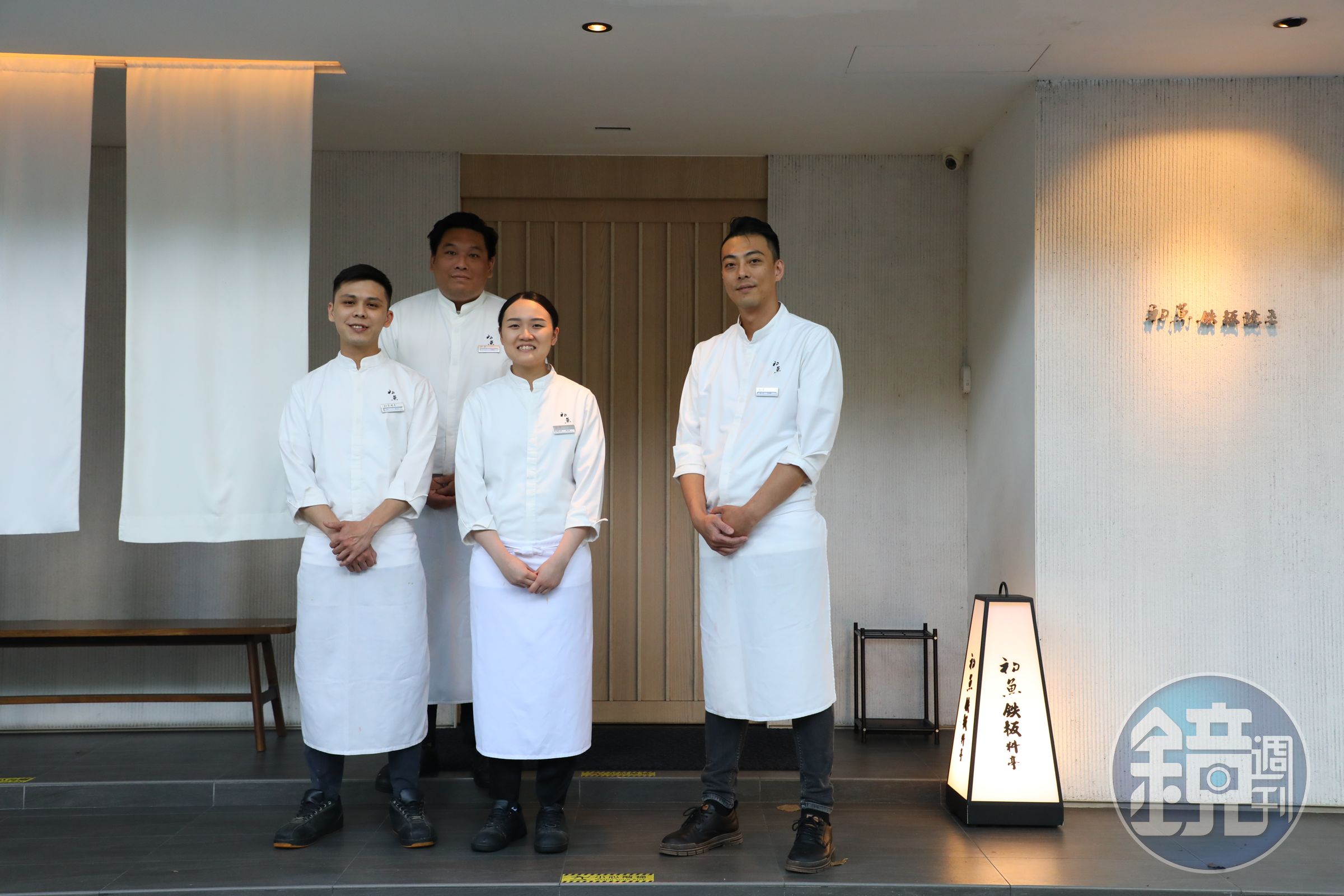 岳達觀（右一）帶領初魚鉄板料亭民生店的年輕廚師團隊，設計出兼具「清新、滋補、野趣」主題的夏日新菜單。