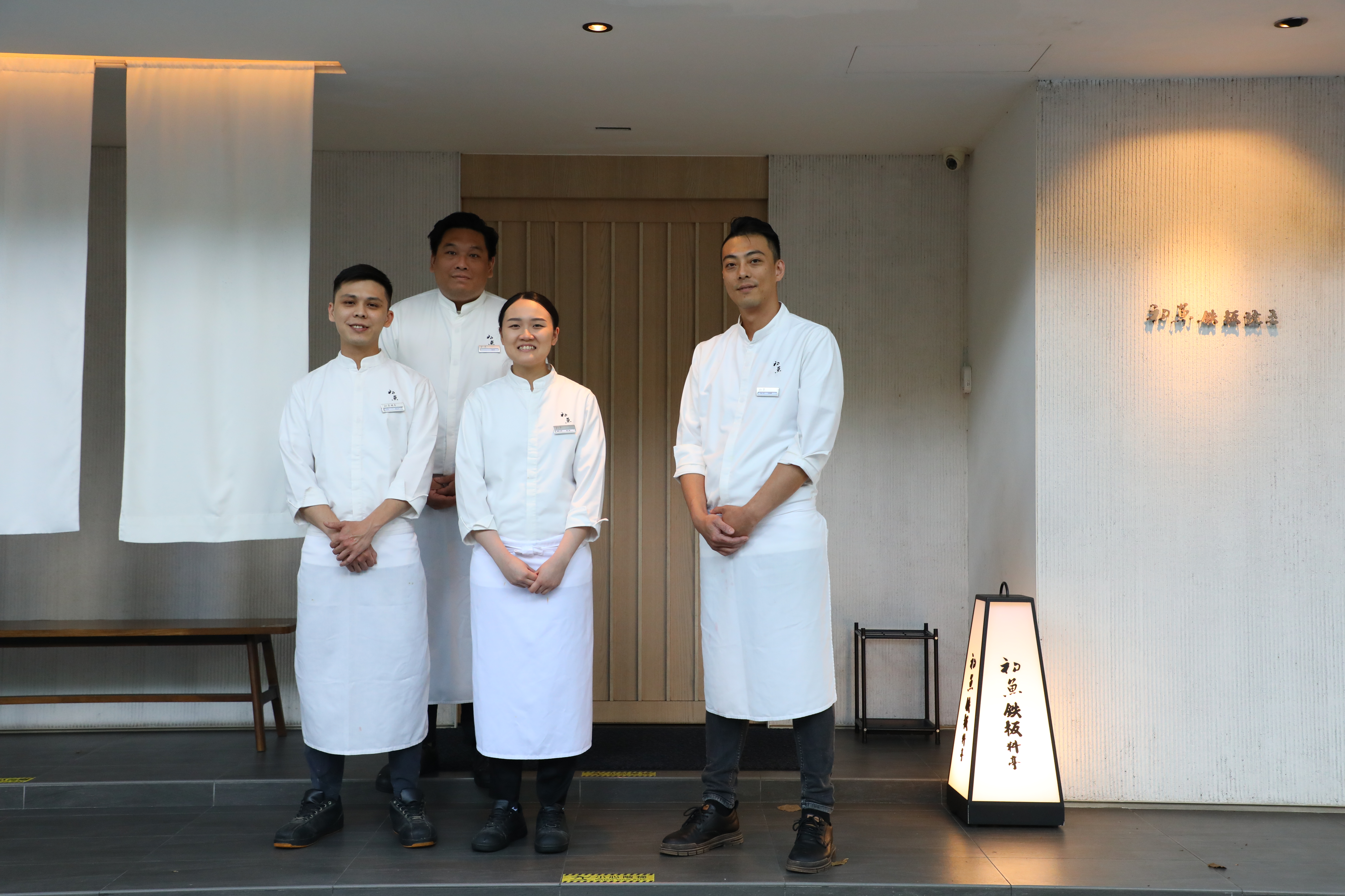 岳達觀（右一）帶領初魚鉄板料亭民生店的年輕廚師團隊，設計出兼具「清新、滋補、野趣」主題的夏日新菜單。