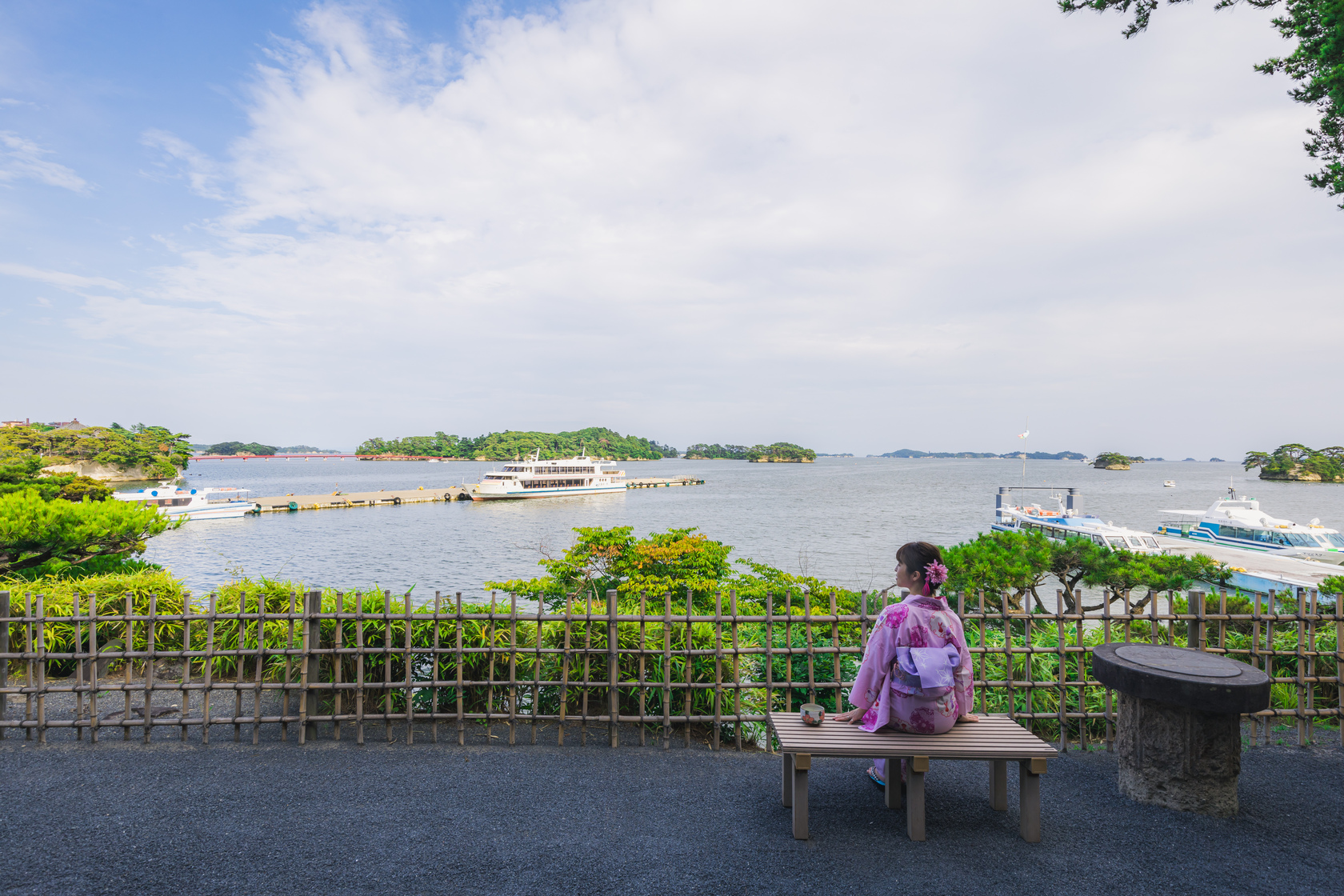 在觀瀾亭內可將松島灣及鄰近島嶼的美景一覽無遺。