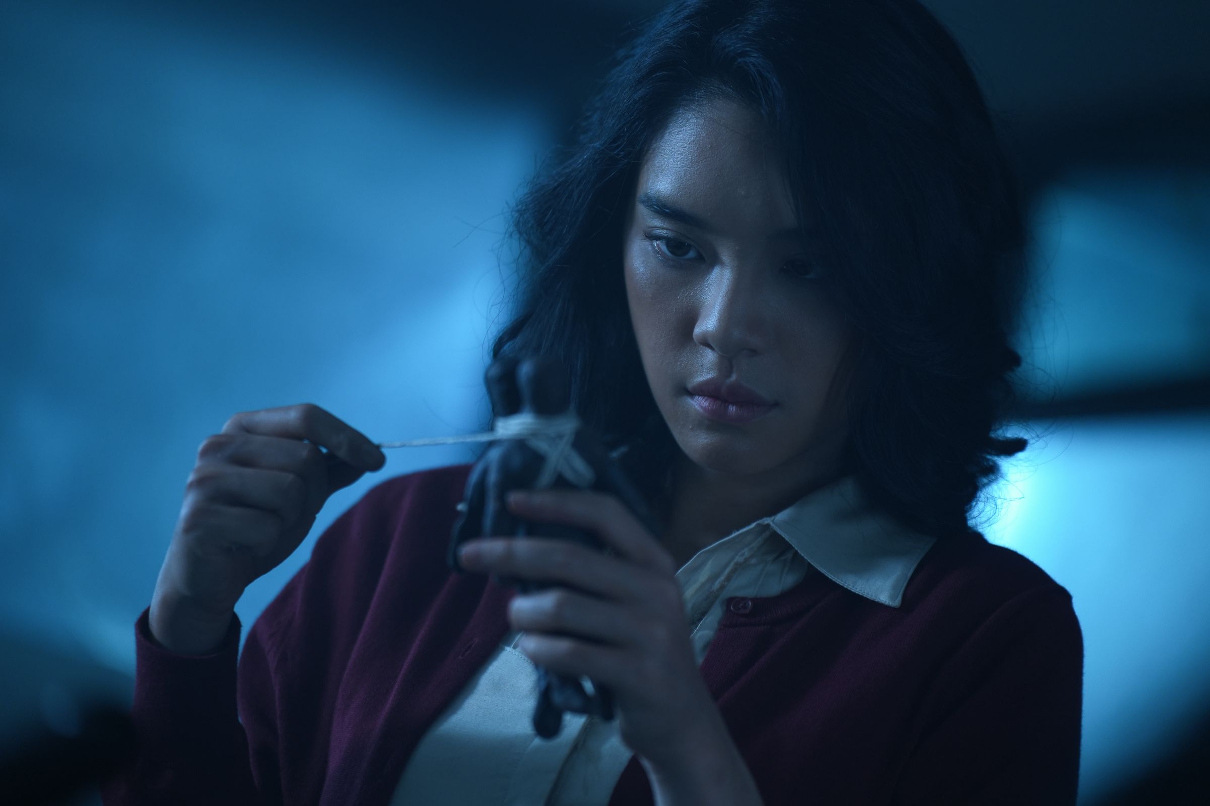 泰國人氣女星丘普朗的入魔演技,導演喊卡後,眼神仍像在下咒,讓工作人員不敢靠近補妝。(威視電影提供)
