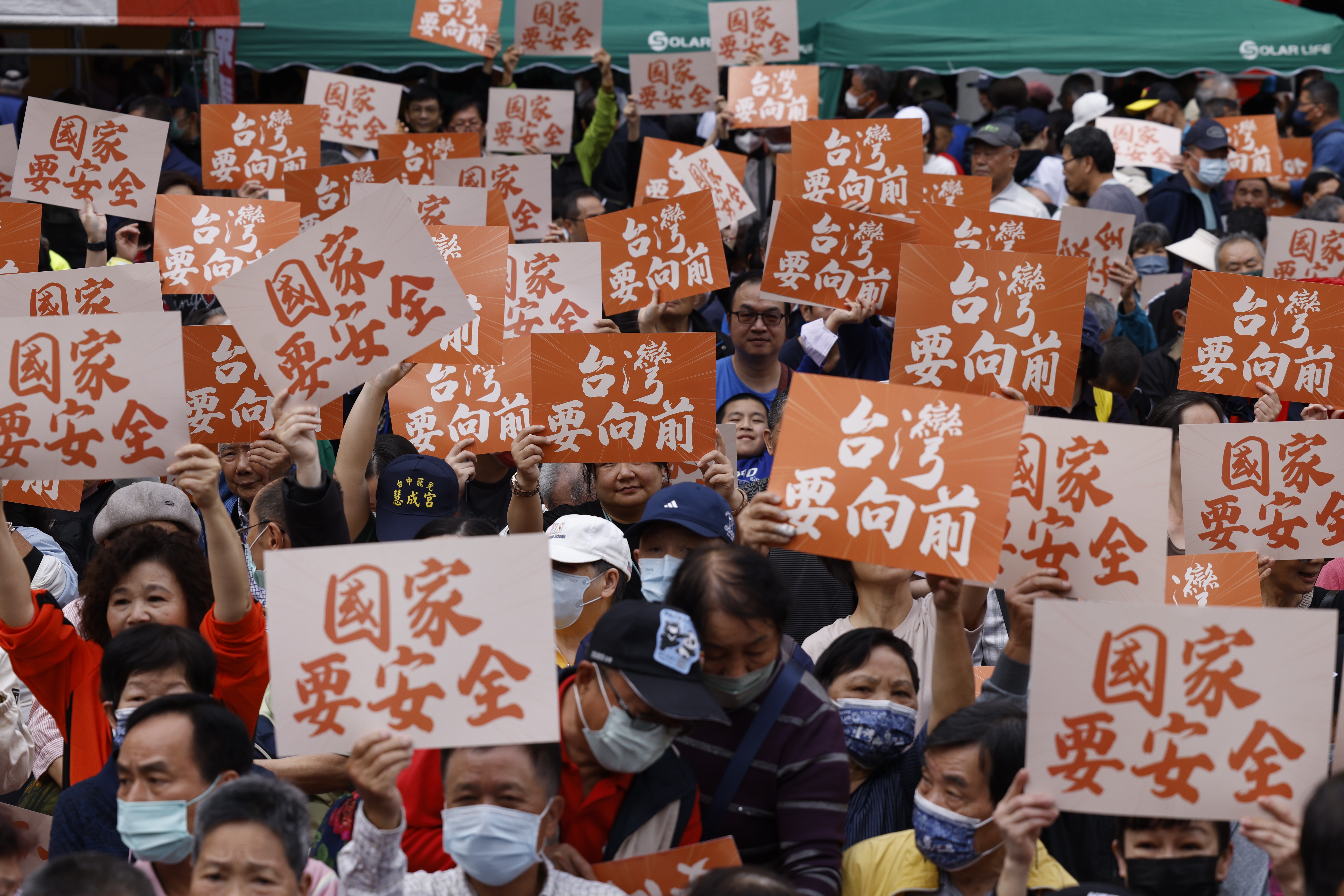 一個社會如果對於民主的根本定義與實踐範圍都出現爭議時，民主將會陷入危機。圖為民進黨「人民是頭家」政策宣講會台中場。