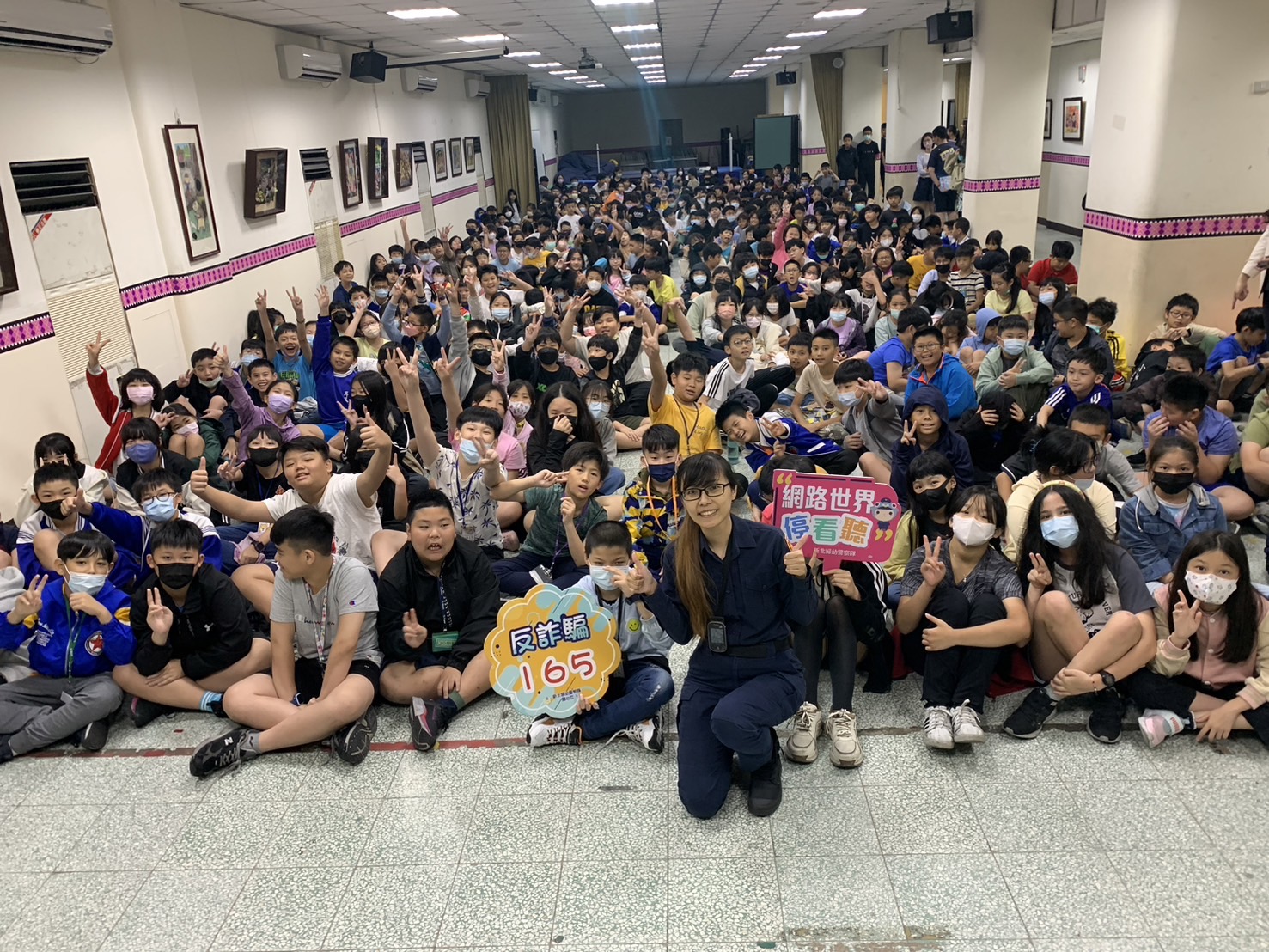 新北市警局婦幼隊深入校園，宣導保護身體自主權。（新北市警局提供）