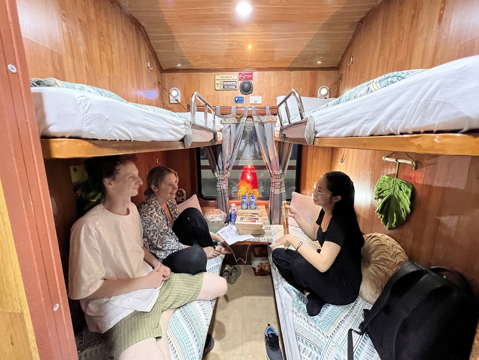 參觀別的車廂房間。