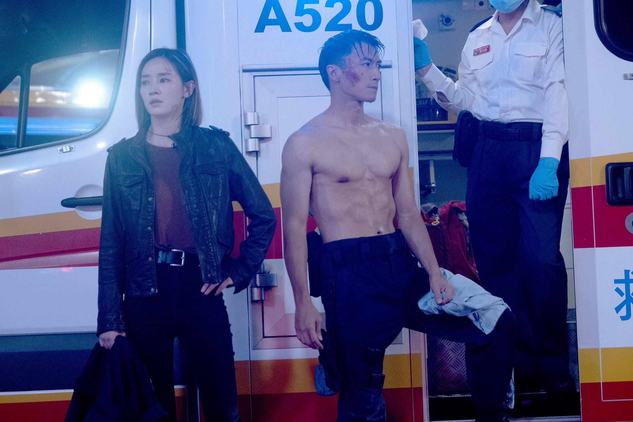 謝霆鋒密訓1年練出精實身材，在電影中，他對露出身材也很自信。左為劉雅瑟。（華映提供）