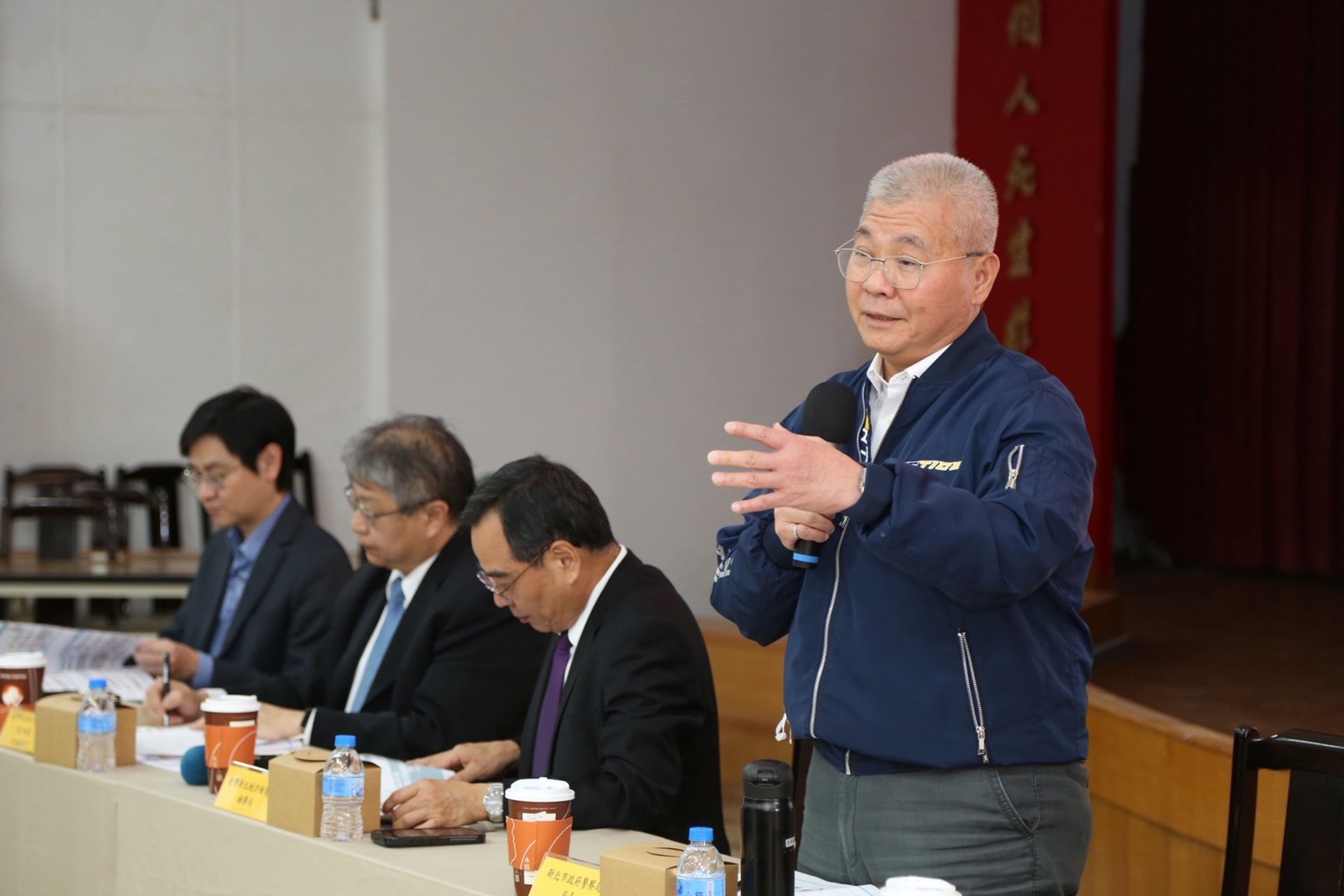 方仰寧會中期勉同仁,務必恪守行政中立與依法行政原則,全力落實查賄制暴任務。(海山分局提供)