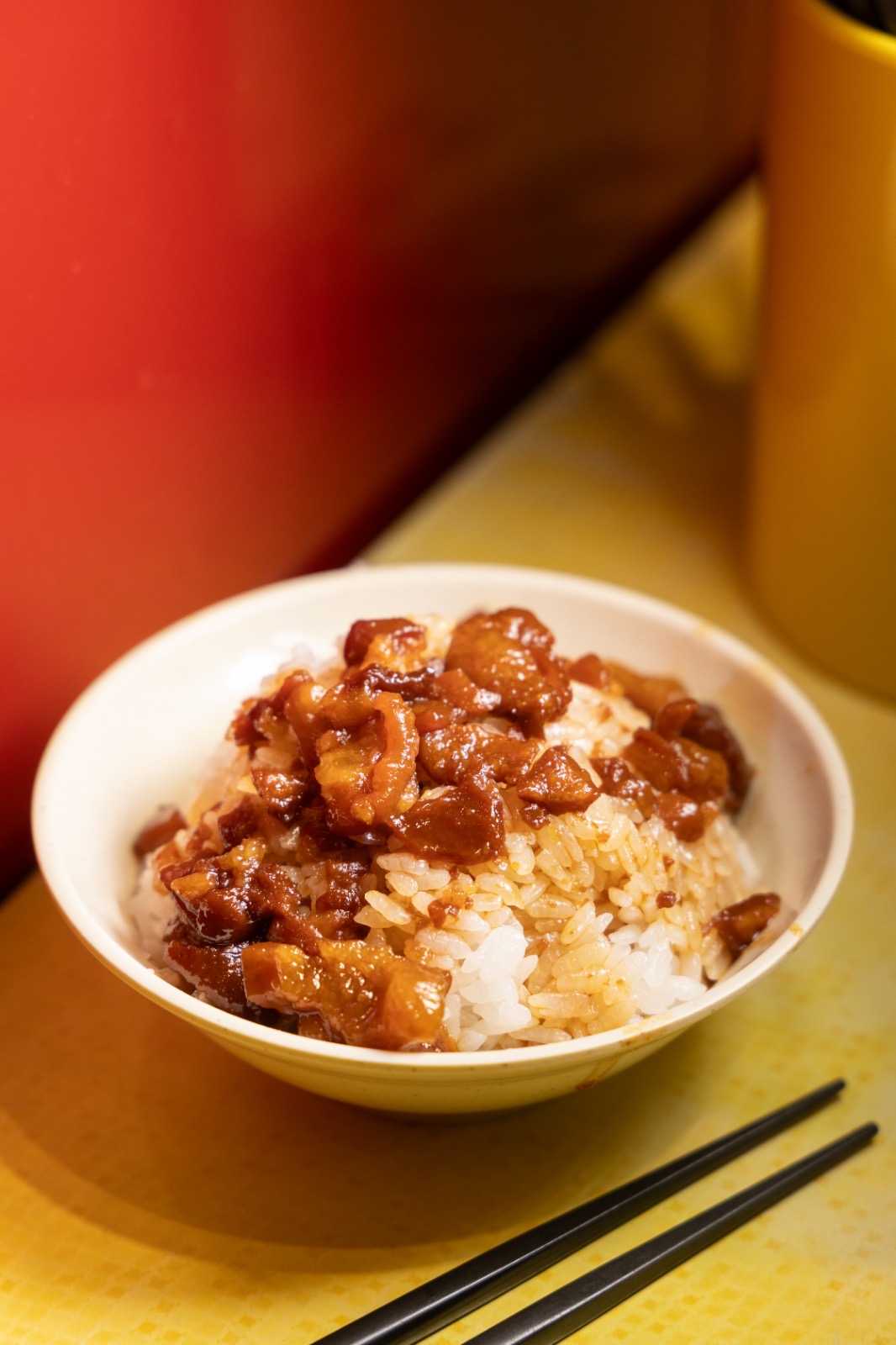 「店小二魯肉飯」的滷汁屬於深褐色的醬油風味，獨特之處在於油蔥味內斂，凸顯豐厚的肉香。（何宗昇、鄭祺耀攝）