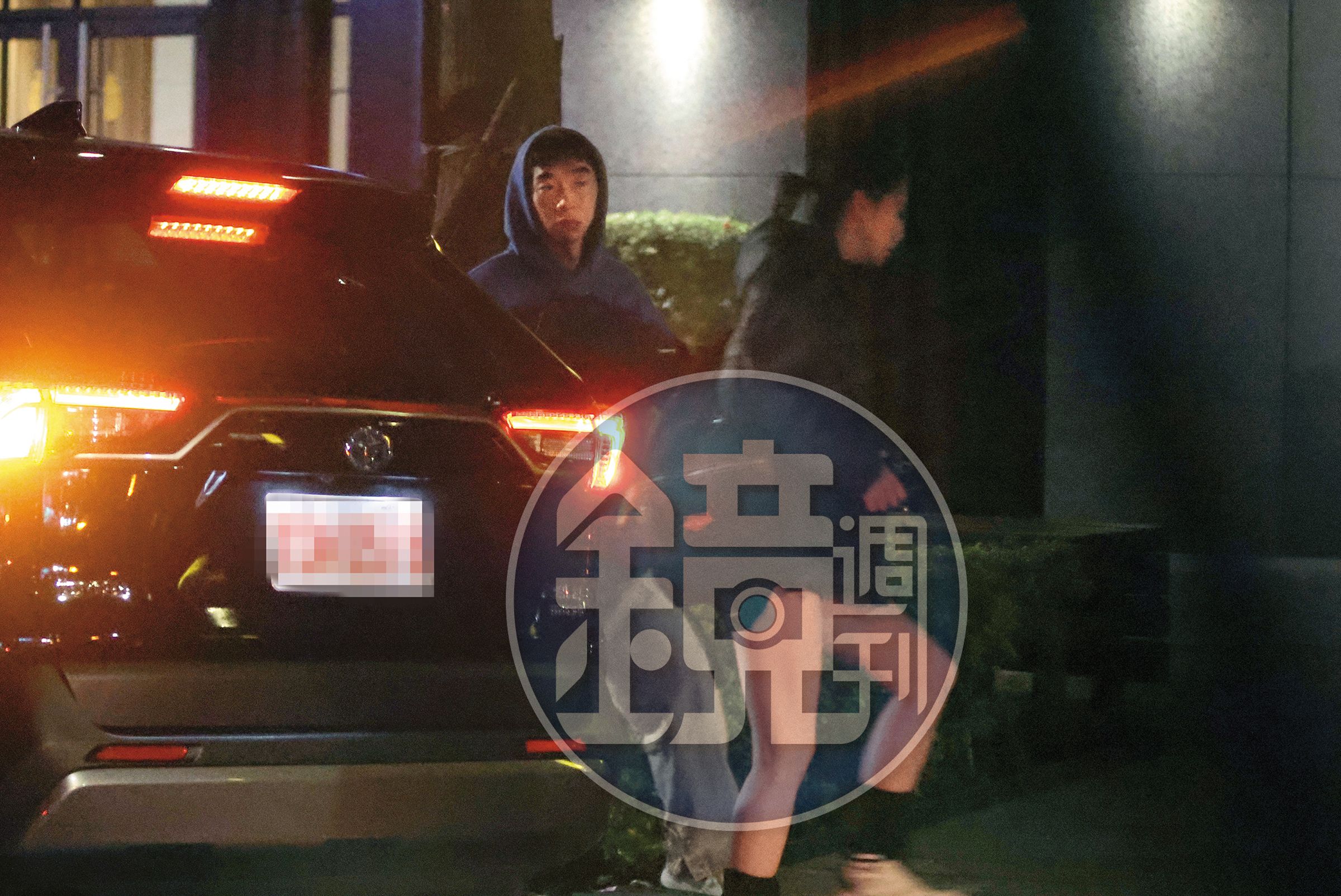 21:07,袁澧林(右)坐車前往王可元(左)家,進行約會的行程。